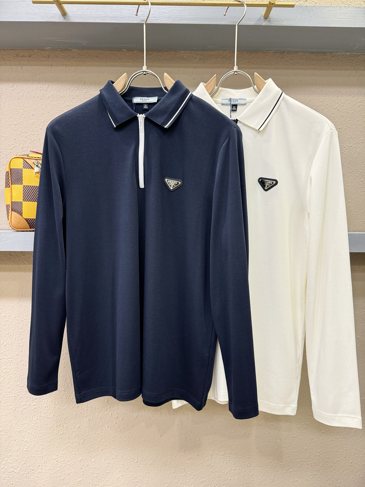 PRADA 普拉达 2025ss秋季新品 长袖翻领，经典Logo设计，百搭款 官网同步发售 定制面料，柔