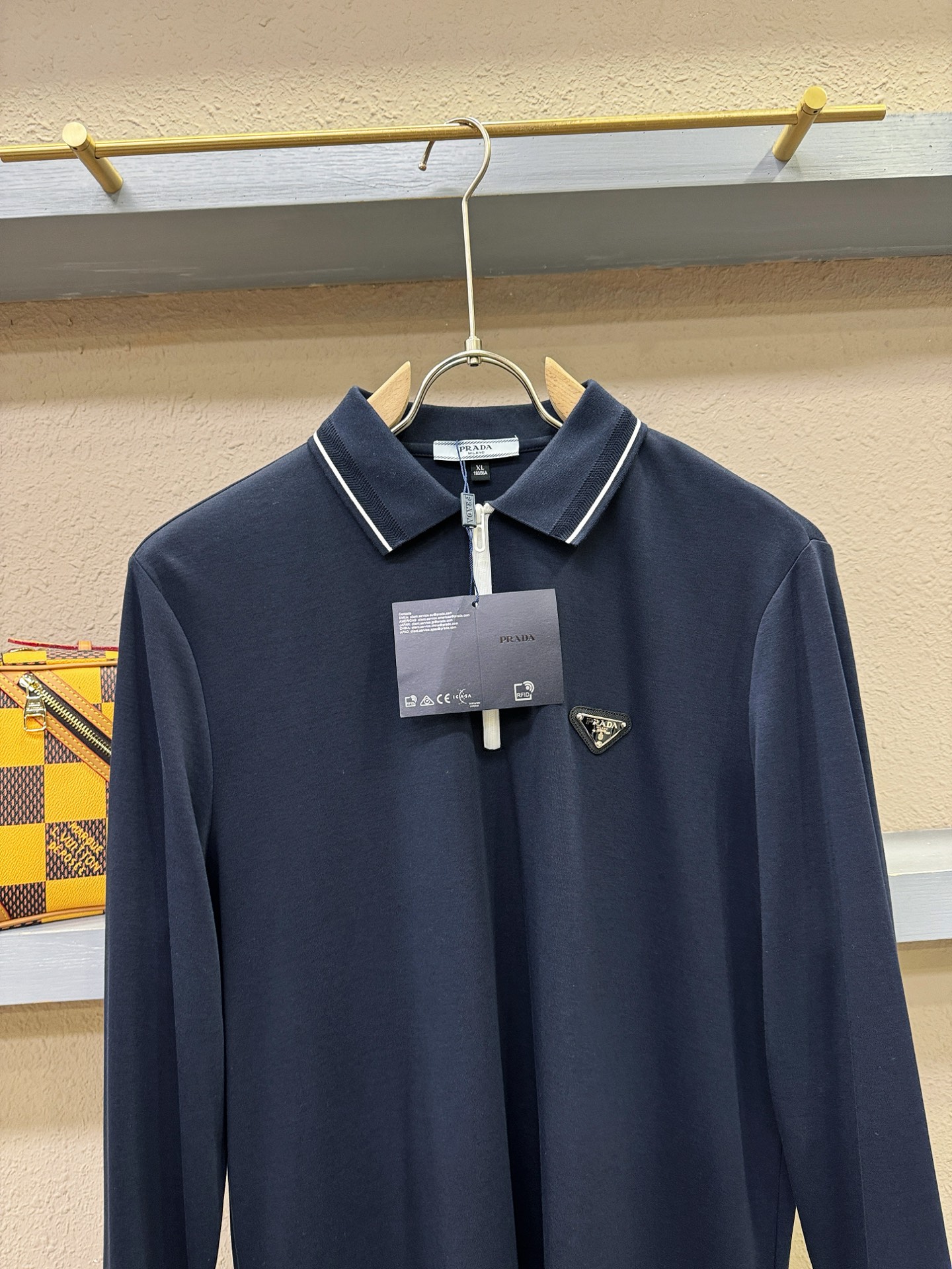 PRADA 普拉达 2025ss秋季新品 长袖翻领，经典Logo设计，百搭款 官网同步发售 定制面料，柔