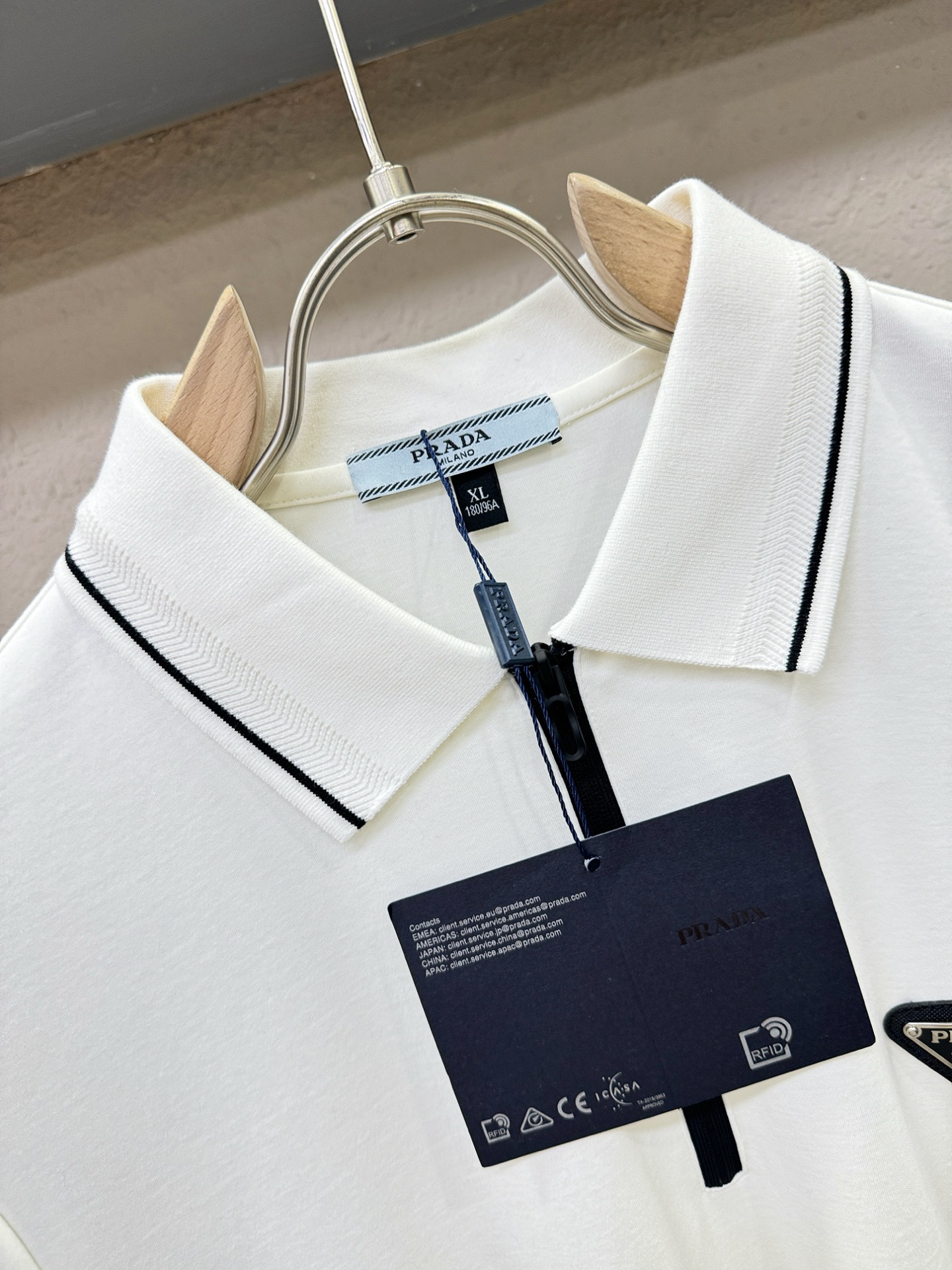 PRADA 普拉达 2025ss秋季新品 长袖翻领，经典Logo设计，百搭款 官网同步发售 定制面料，柔