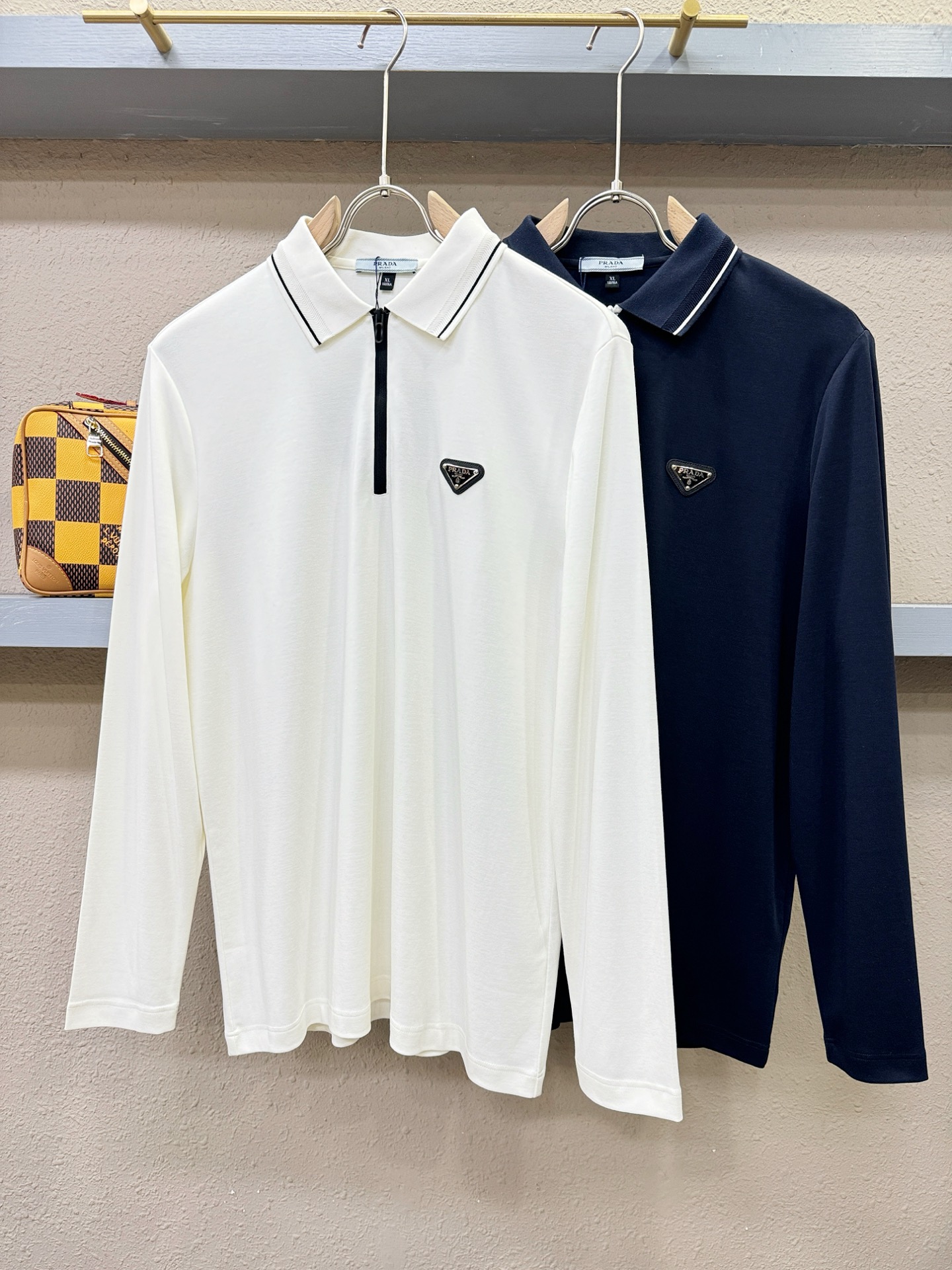 PRADA 普拉达 2025ss秋季新品 长袖翻领，经典Logo设计，百搭款 官网同步发售 定制面料，柔