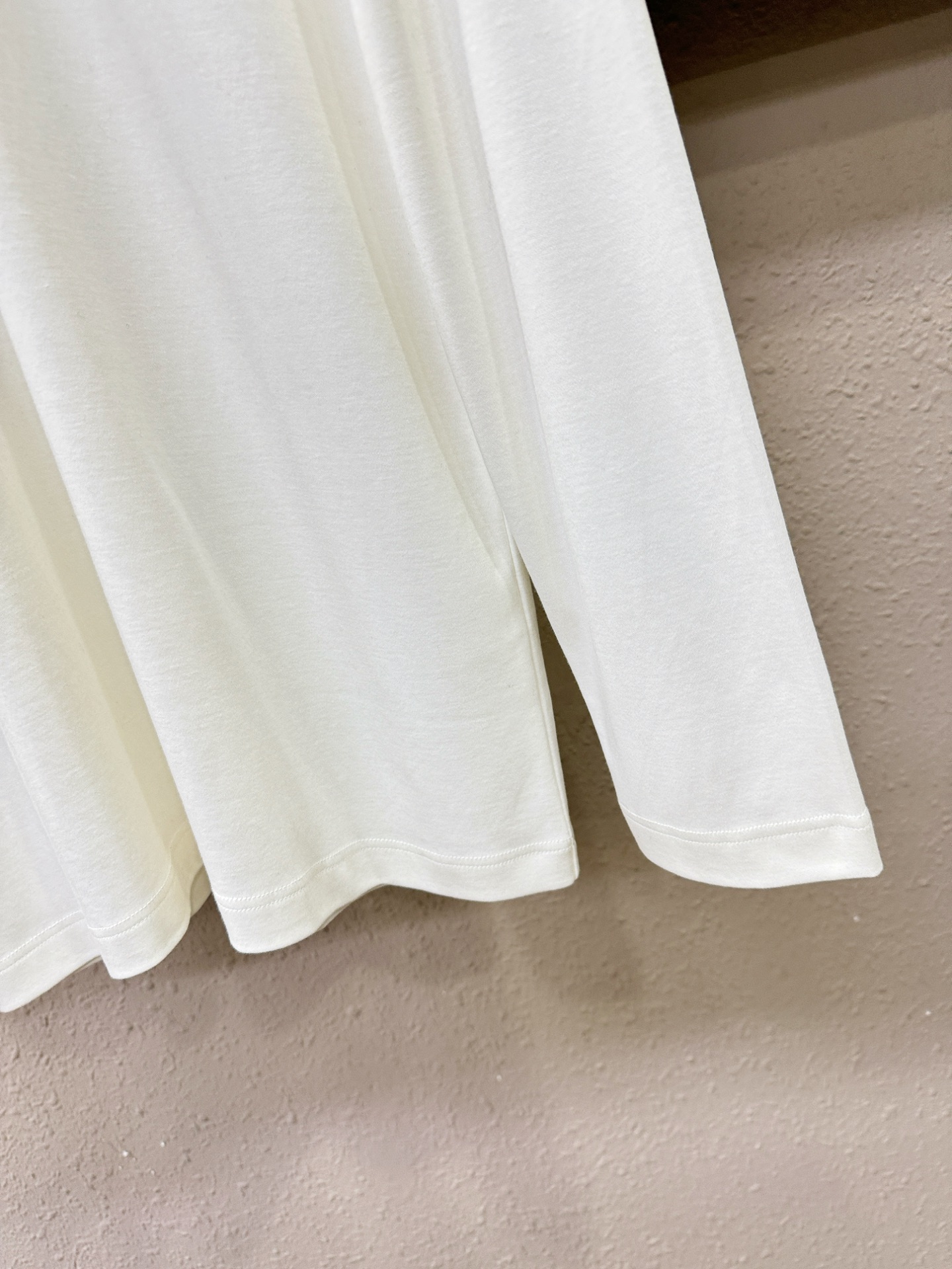 PRADA 普拉达 2025ss秋季新品 长袖翻领，经典Logo设计，百搭款 官网同步发售 定制面料，柔