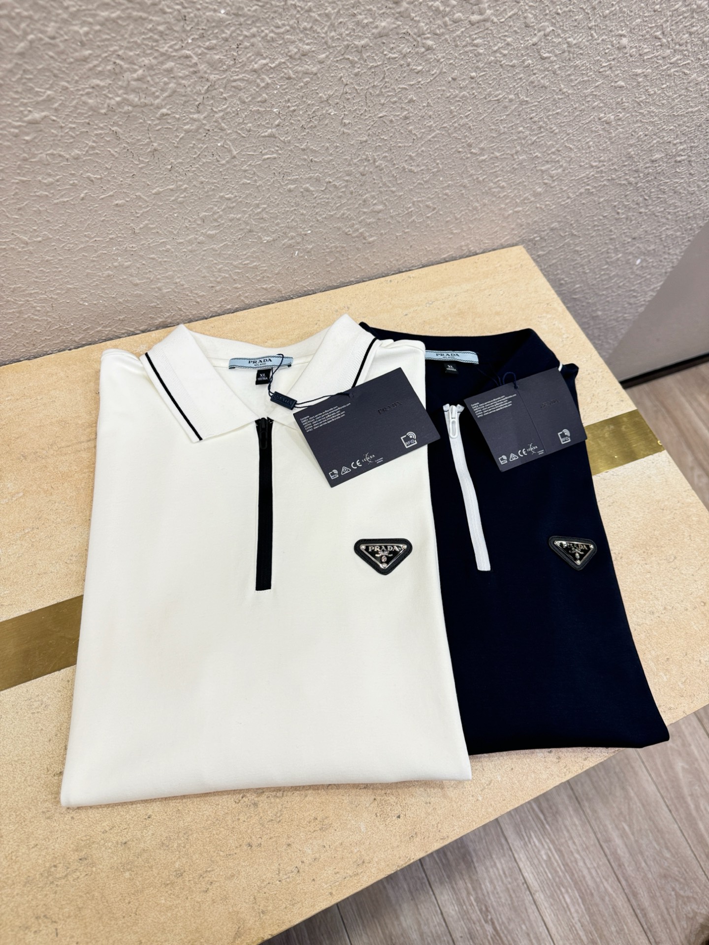 PRADA 普拉达 2025ss秋季新品 长袖翻领，经典Logo设计，百搭款 官网同步发售 定制面料，柔