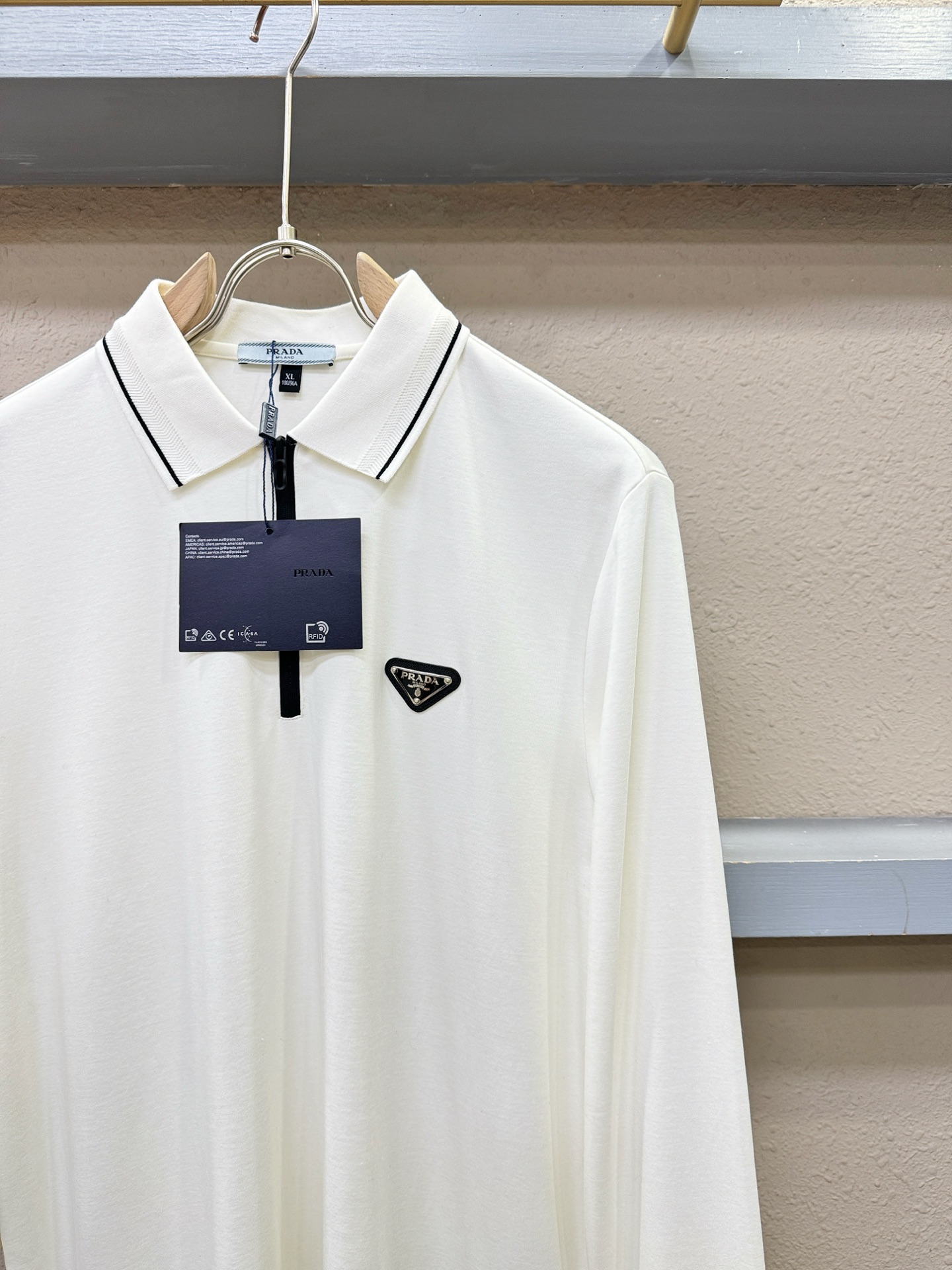 PRADA 普拉达 2025ss秋季新品 长袖翻领，经典Logo设计，百搭款 官网同步发售 定制面料，柔