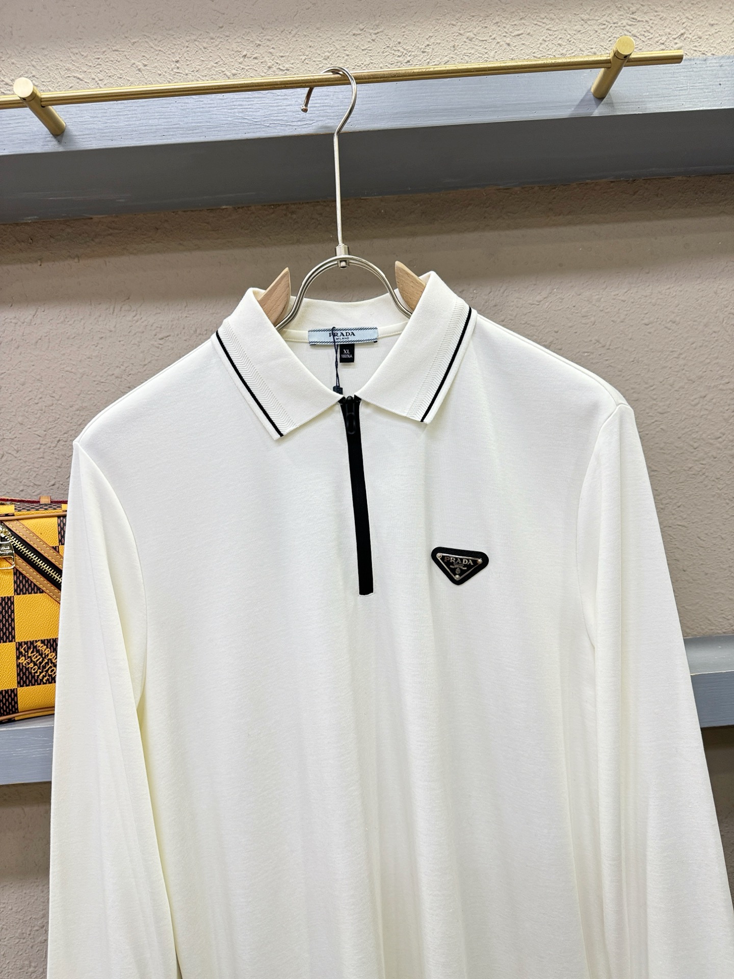 PRADA 普拉达 2025ss秋季新品 长袖翻领，经典Logo设计，百搭款 官网同步发售 定制面料，柔