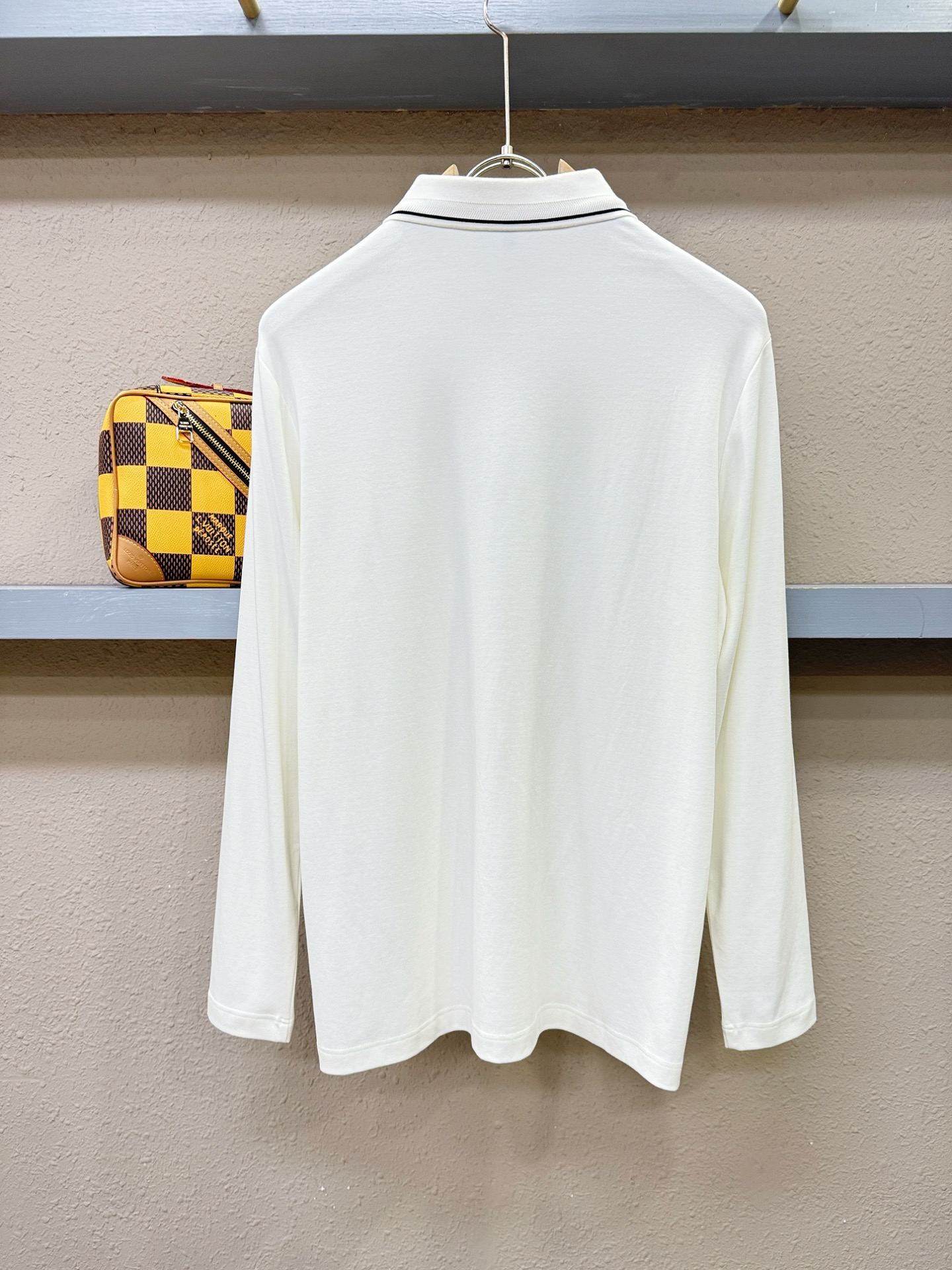 PRADA 普拉达 2025ss秋季新品 长袖翻领，经典Logo设计，百搭款 官网同步发售 定制面料，柔