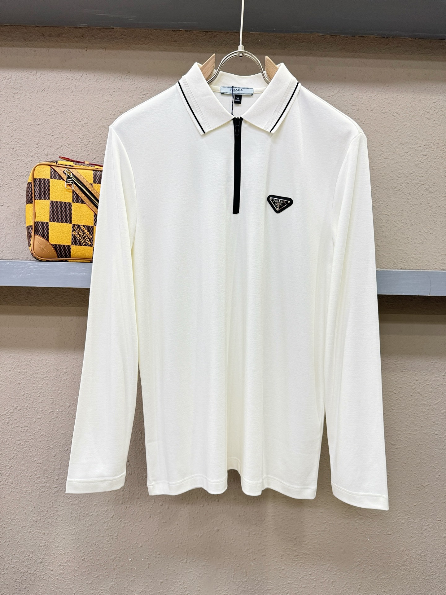 PRADA 普拉达 2025ss秋季新品 长袖翻领，经典Logo设计，百搭款 官网同步发售 定制面料，柔