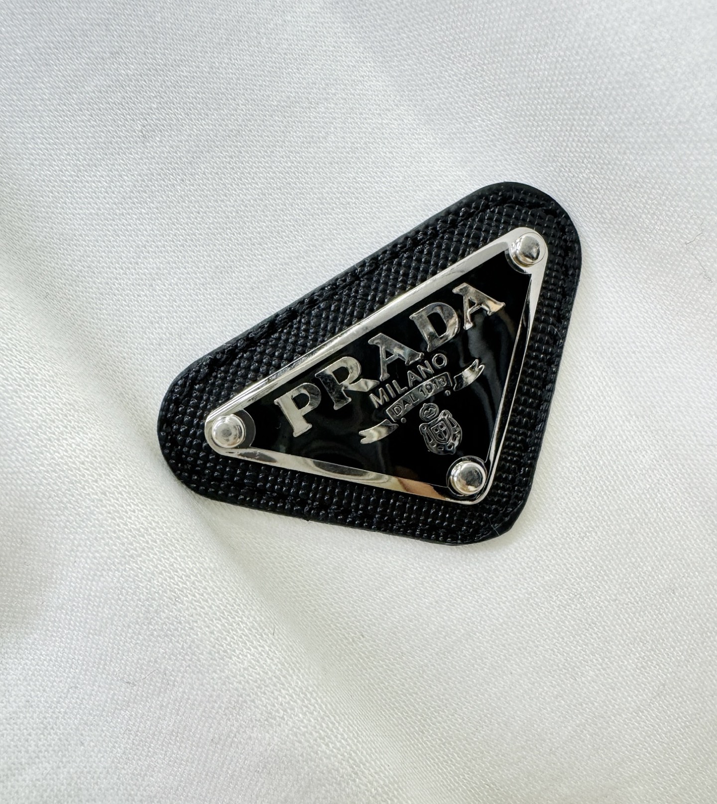 PRADA 普拉达 2025ss秋季新品 长袖翻领，经典Logo设计，百搭款 官网同步发售 定制面料，柔