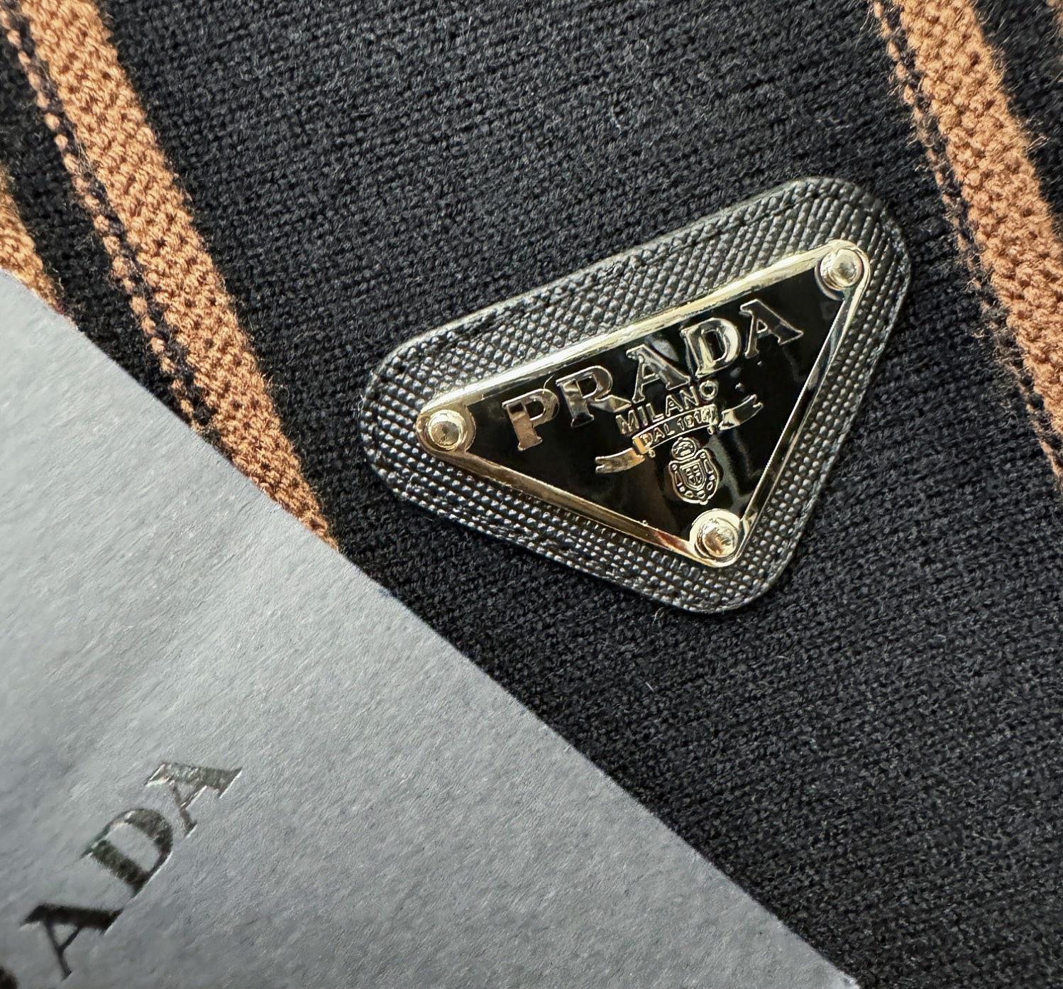 PRADA 普拉达 2025新款毛衣，胸前logo设计！贸易公司渠道稀出，同步官网发售！秋冬系列经典设计