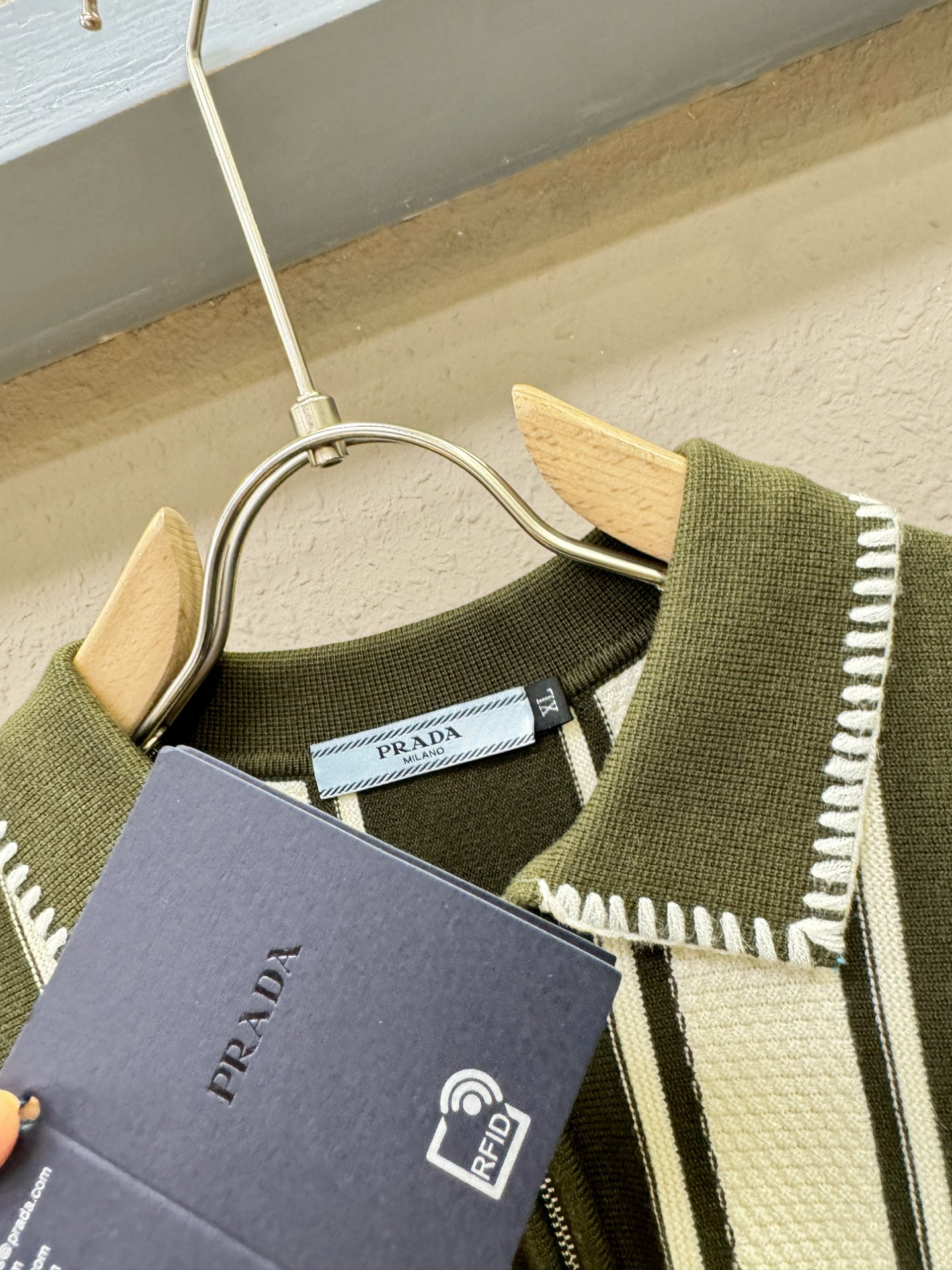 PRADA 普拉达 2025新款毛衣，胸前logo设计！贸易公司渠道稀出，同步官网发售！秋冬系列经典设计