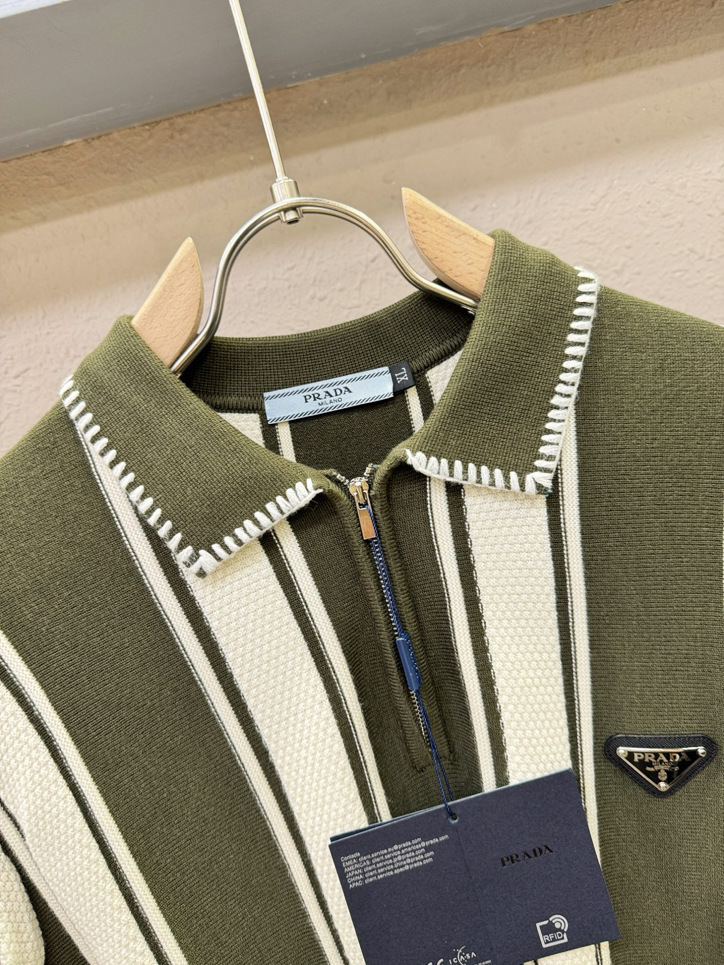 PRADA 普拉达 2025新款毛衣，胸前logo设计！贸易公司渠道稀出，同步官网发售！秋冬系列经典设计