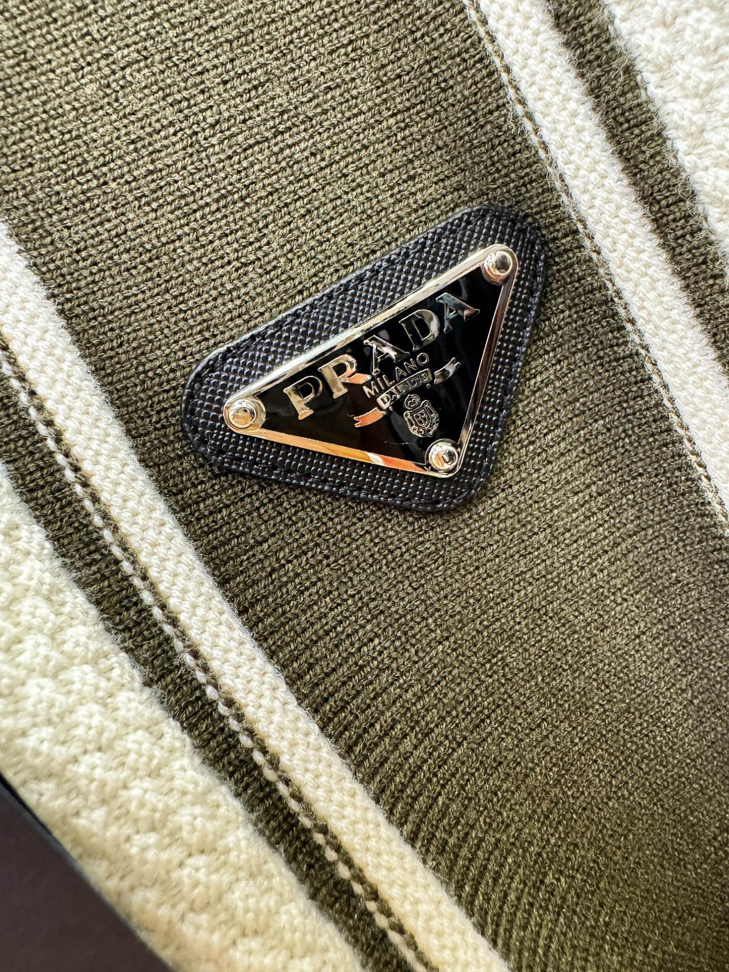 PRADA 普拉达 2025新款毛衣，胸前logo设计！贸易公司渠道稀出，同步官网发售！秋冬系列经典设计