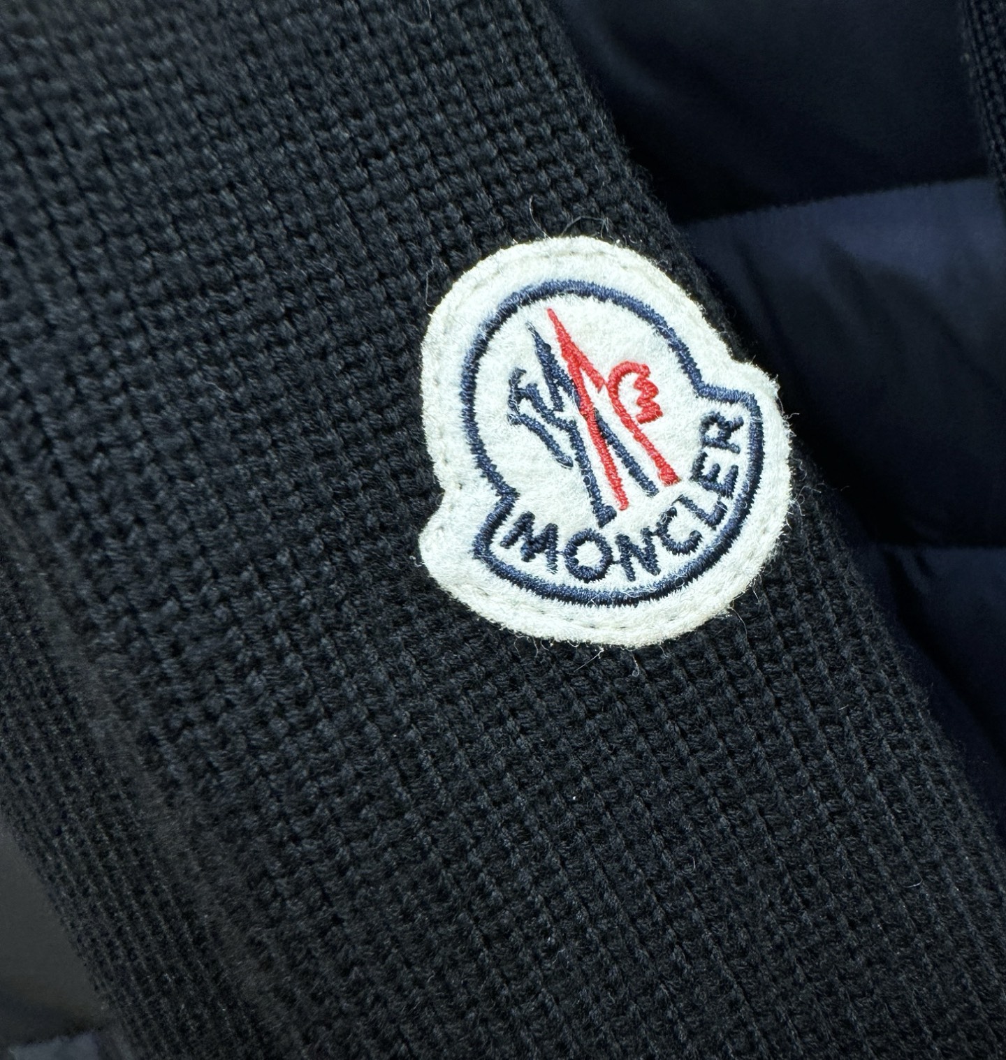 Moncler蒙口 2025新款外套，定制开发五金配件所有细节处理全面到位 ！版型上身效果超赞！百搭时髦