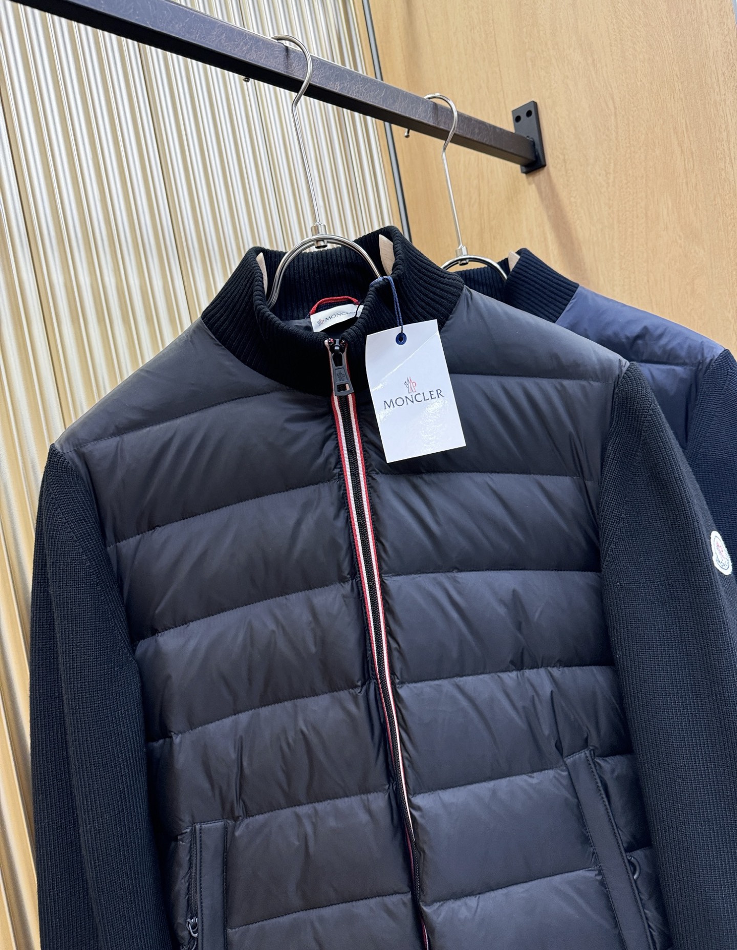 Moncler蒙口 2025新款外套，定制开发五金配件所有细节处理全面到位 ！版型上身效果超赞！百搭时髦