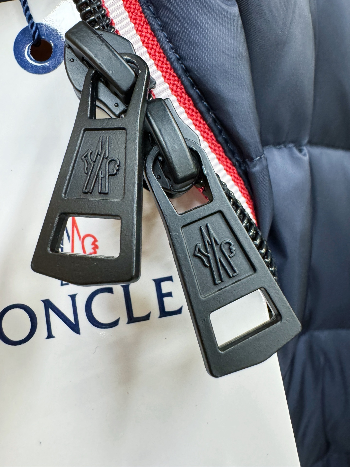 Moncler蒙口 2025新款外套，定制开发五金配件所有细节处理全面到位 ！版型上身效果超赞！百搭时髦