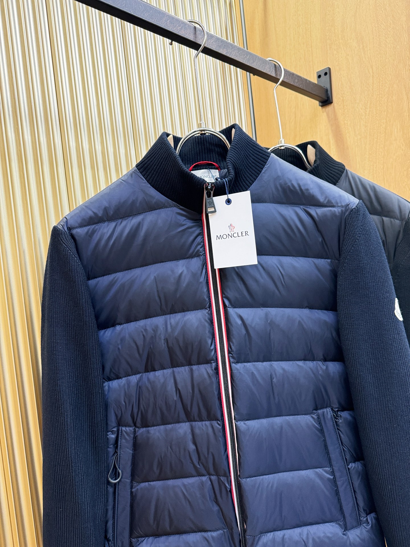 Moncler蒙口 2025新款外套，定制开发五金配件所有细节处理全面到位 ！版型上身效果超赞！百搭时髦