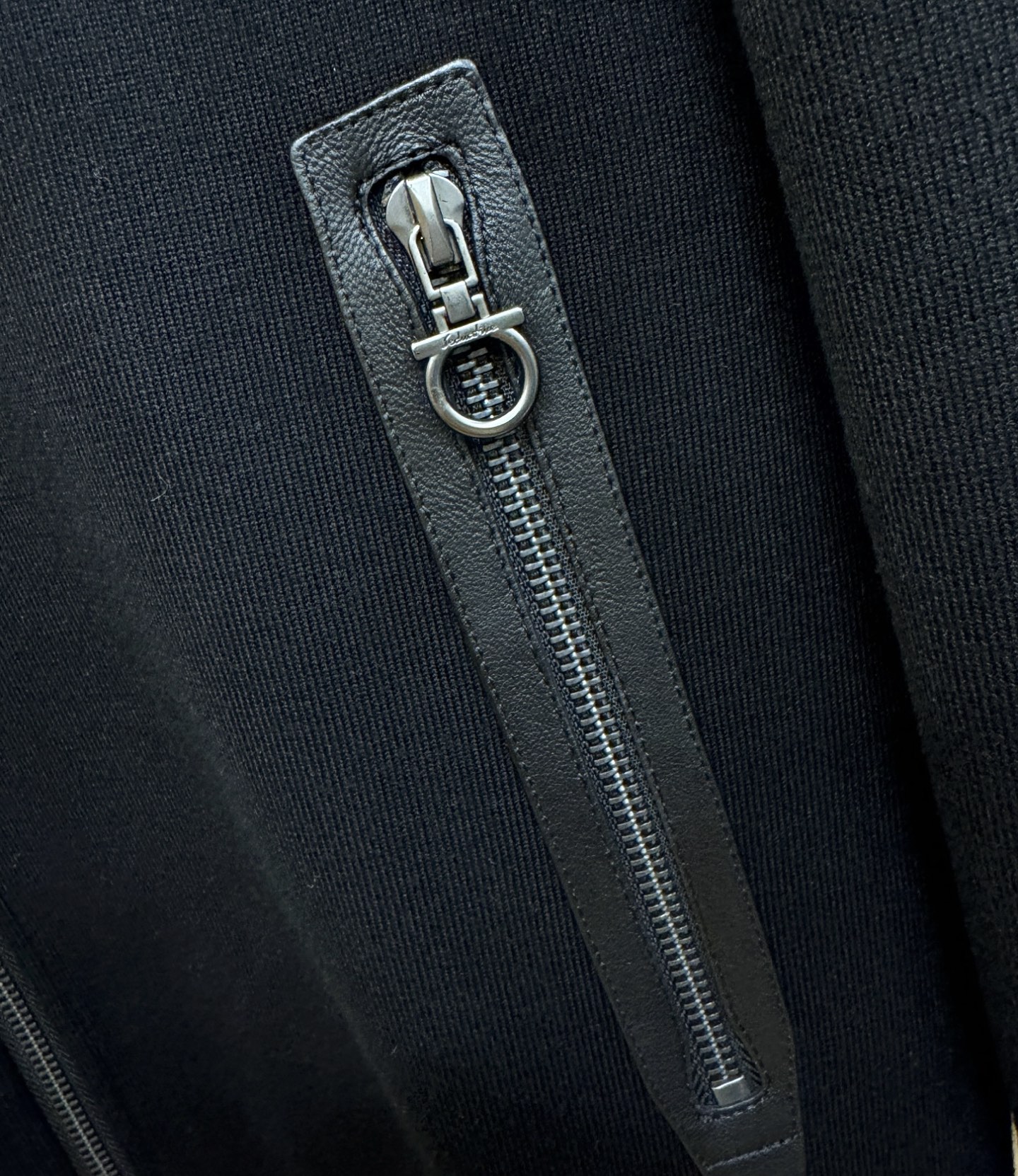 Ferrag *mo菲拉格慕 25ss秋冬新款羊毛外套，羊毛面料，口袋真皮装饰设计，超A原单外套！甄选顶