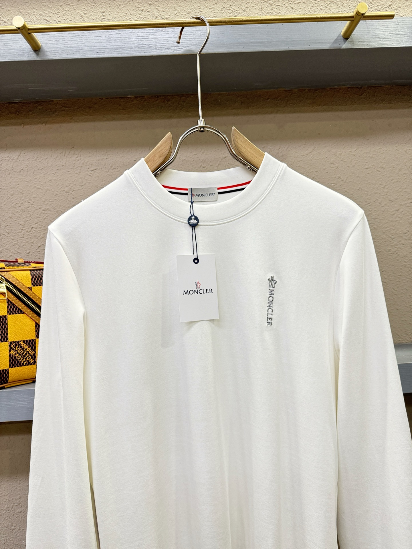 Moncler蒙口 2025ss秋冬新品 长袖T恤，经典Logo设计，百搭款 官网同步发售 定制面料，柔