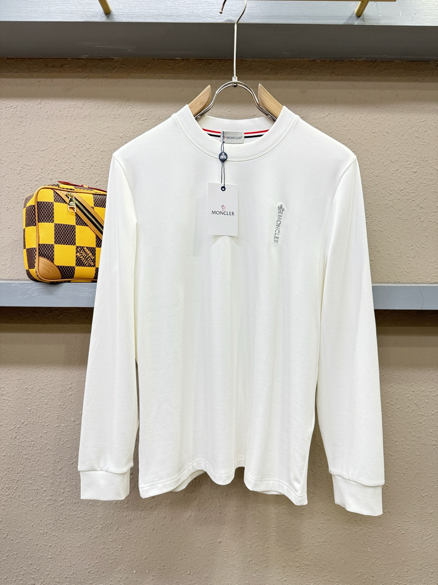 Moncler蒙口 2025ss秋冬新品 长袖T恤，经典Logo设计，百搭款 官网同步发售 定制面料，柔