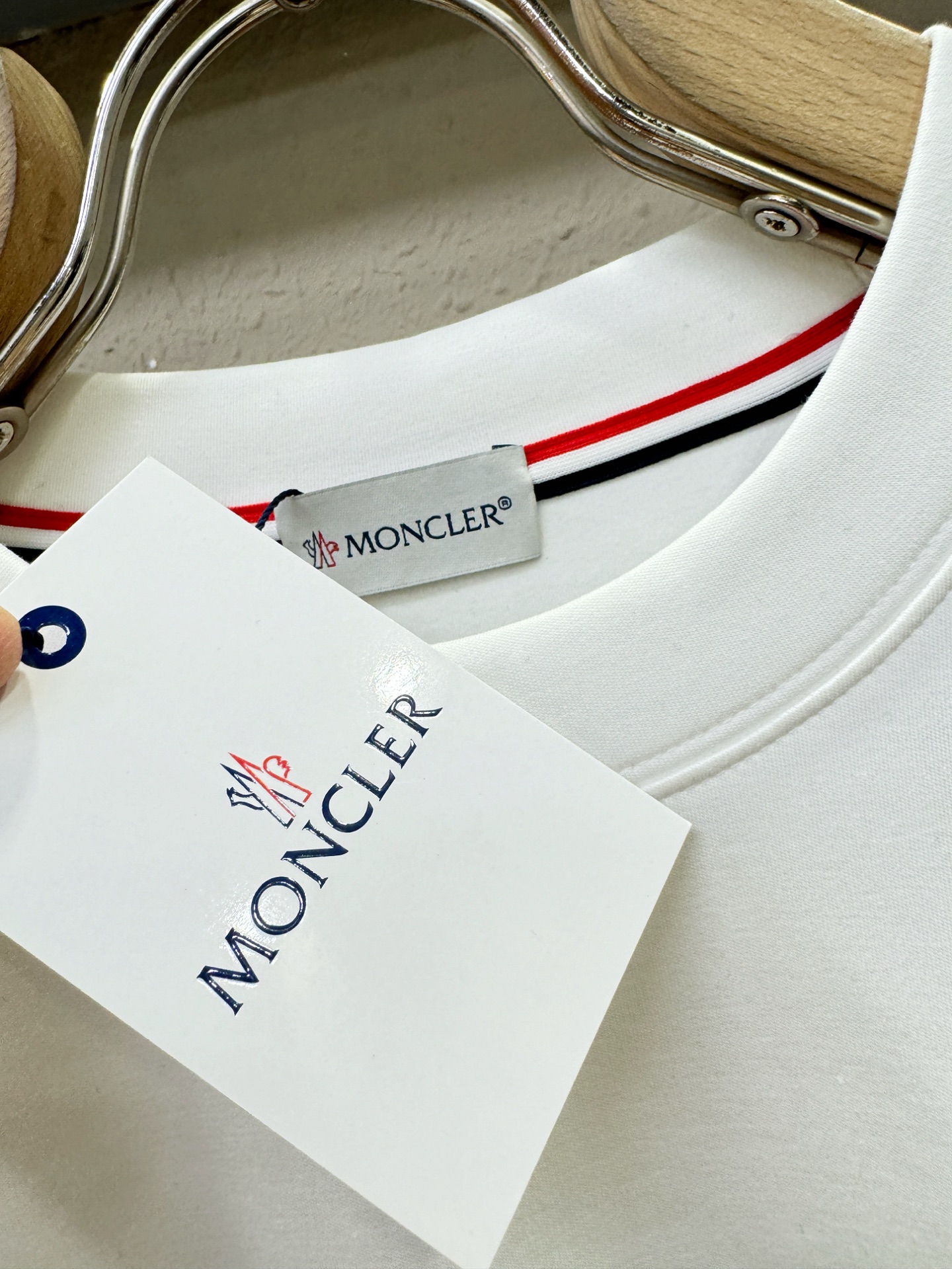 Moncler蒙口 2025ss秋冬新品 长袖T恤，经典Logo设计，百搭款 官网同步发售 定制面料，柔