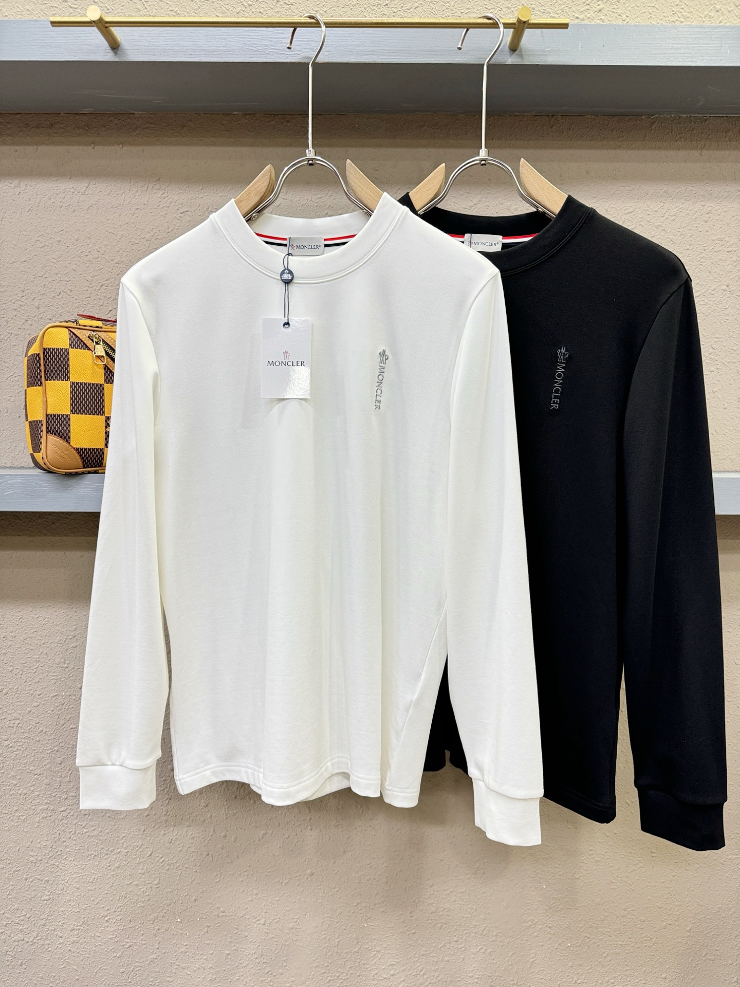 Moncler蒙口 2025ss秋冬新品 长袖T恤，经典Logo设计，百搭款 官网同步发售 定制面料，柔