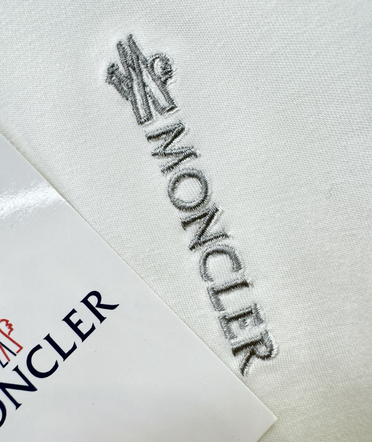 Moncler蒙口 2025ss秋冬新品 长袖T恤，经典Logo设计，百搭款 官网同步发售 定制面料，柔