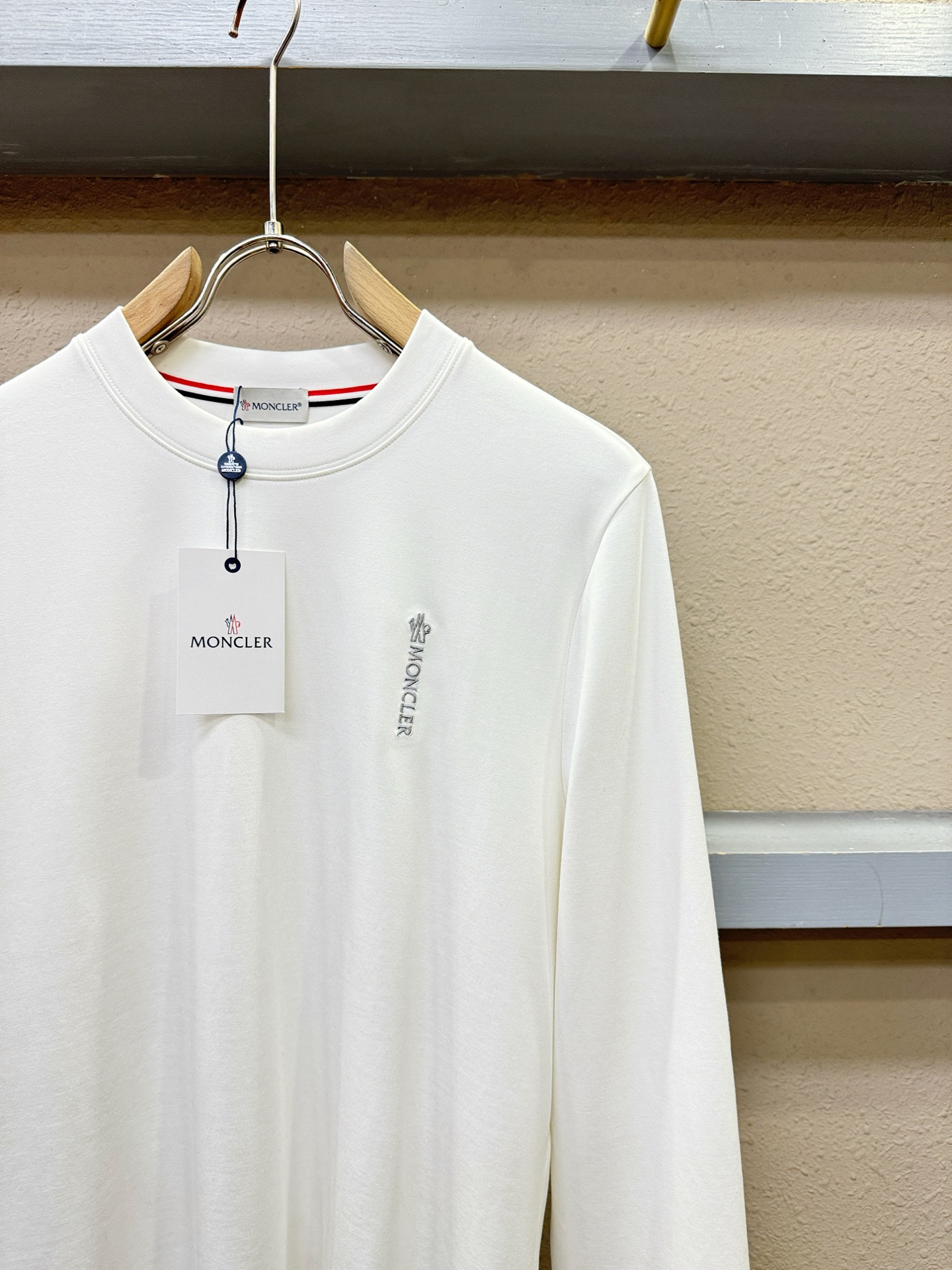 Moncler蒙口 2025ss秋冬新品 长袖T恤，经典Logo设计，百搭款 官网同步发售 定制面料，柔