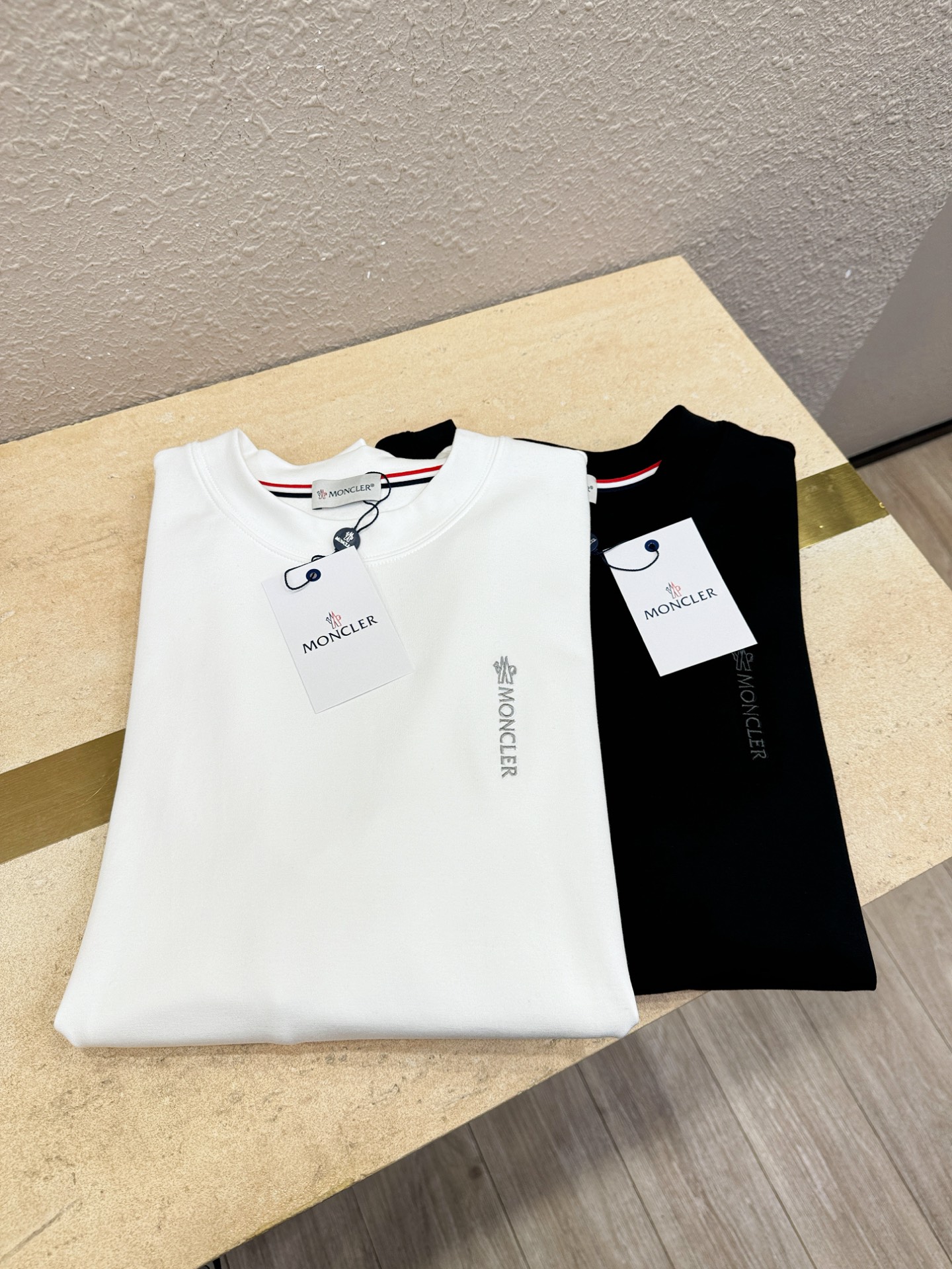 Moncler蒙口 2025ss秋冬新品 长袖T恤，经典Logo设计，百搭款 官网同步发售 定制面料，柔