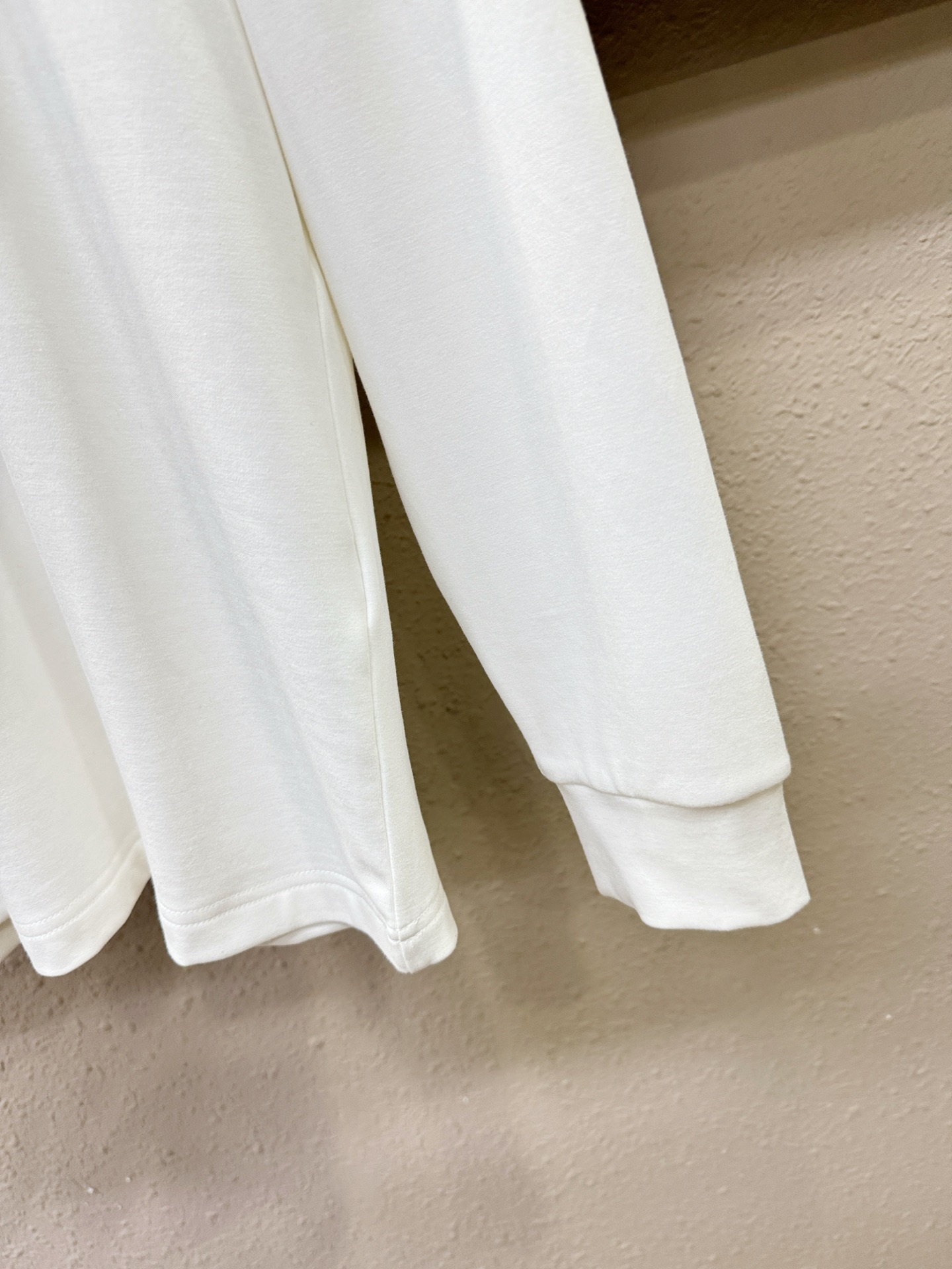 Moncler蒙口 2025ss秋冬新品 长袖T恤，经典Logo设计，百搭款 官网同步发售 定制面料，柔