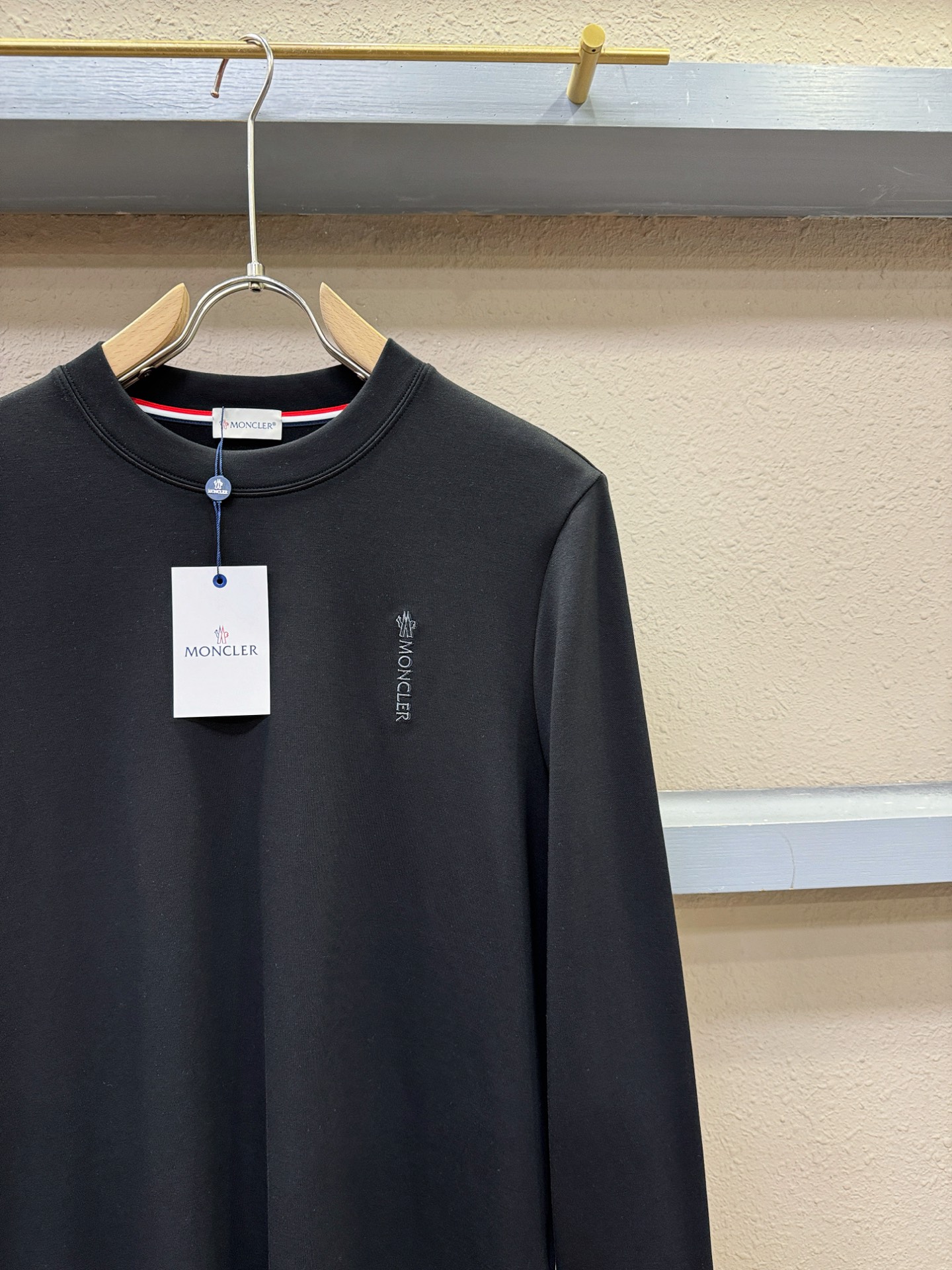 Moncler蒙口 2025ss秋冬新品 长袖T恤，经典Logo设计，百搭款 官网同步发售 定制面料，柔