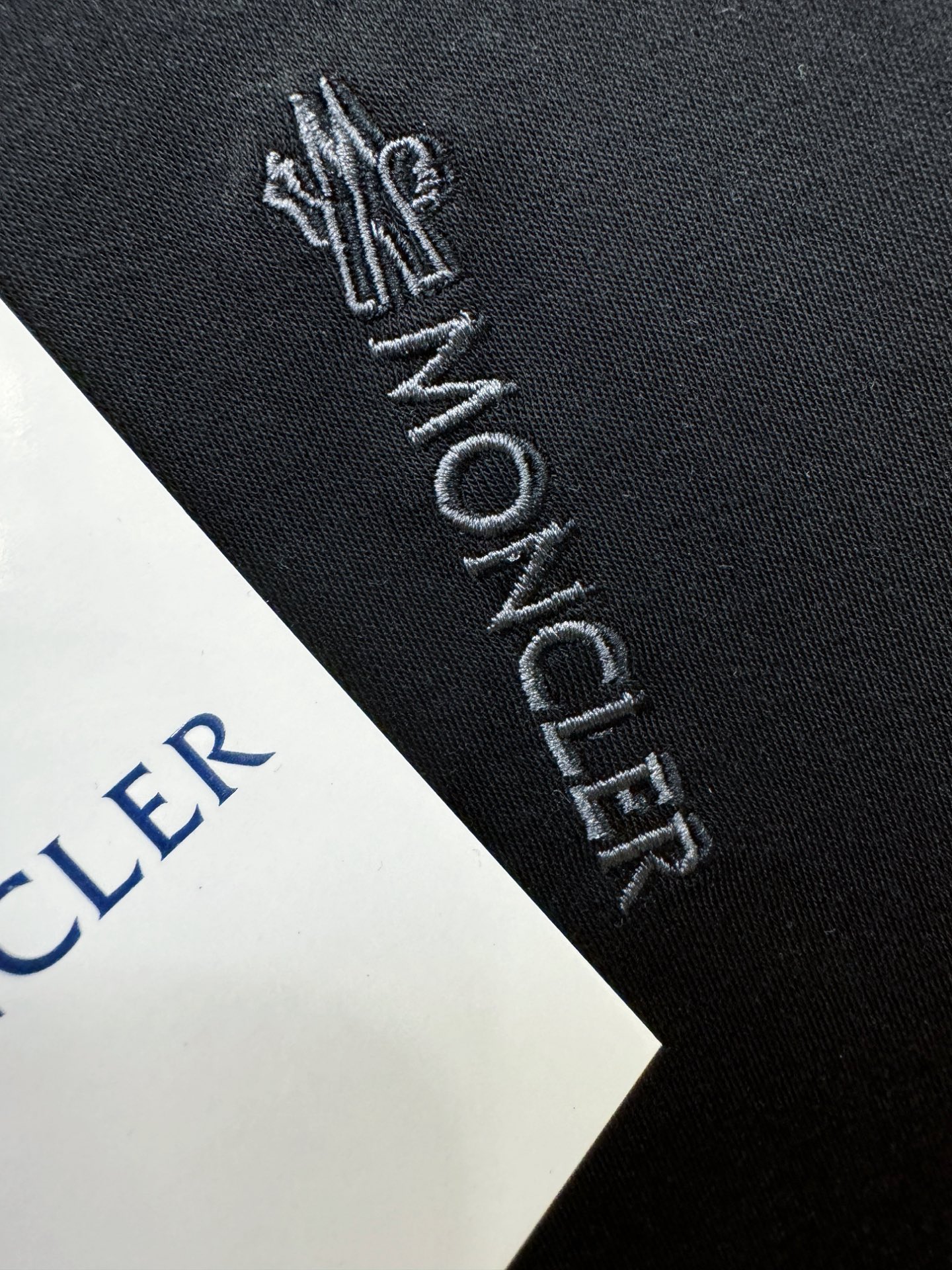 Moncler蒙口 2025ss秋冬新品 长袖T恤，经典Logo设计，百搭款 官网同步发售 定制面料，柔