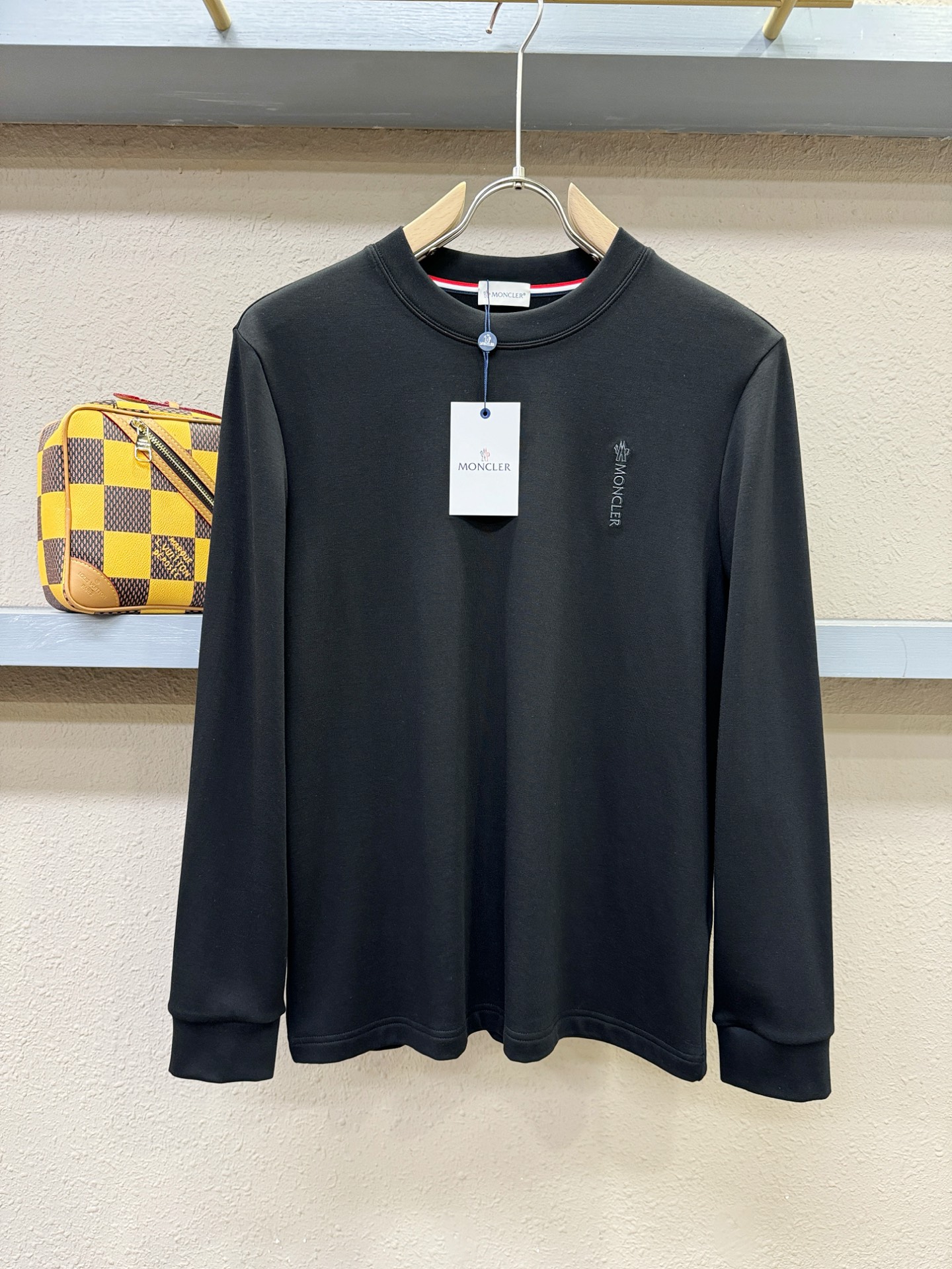 Moncler蒙口 2025ss秋冬新品 长袖T恤，经典Logo设计，百搭款 官网同步发售 定制面料，柔