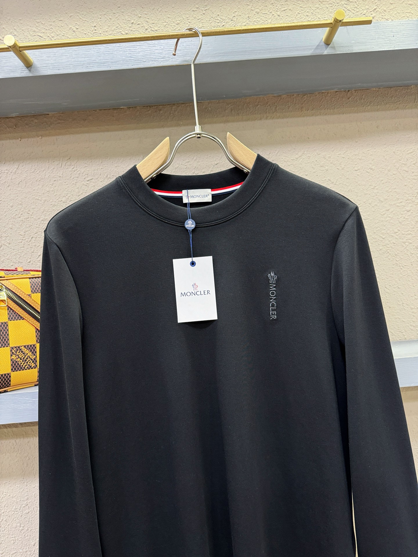 Moncler蒙口 2025ss秋冬新品 长袖T恤，经典Logo设计，百搭款 官网同步发售 定制面料，柔