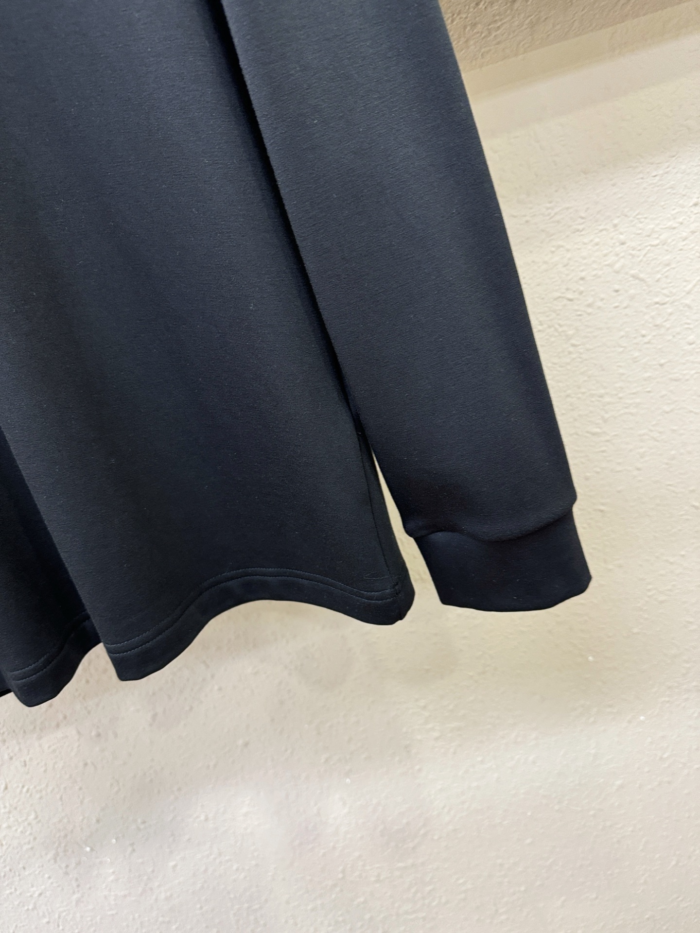 Moncler蒙口 2025ss秋冬新品 长袖T恤，经典Logo设计，百搭款 官网同步发售 定制面料，柔