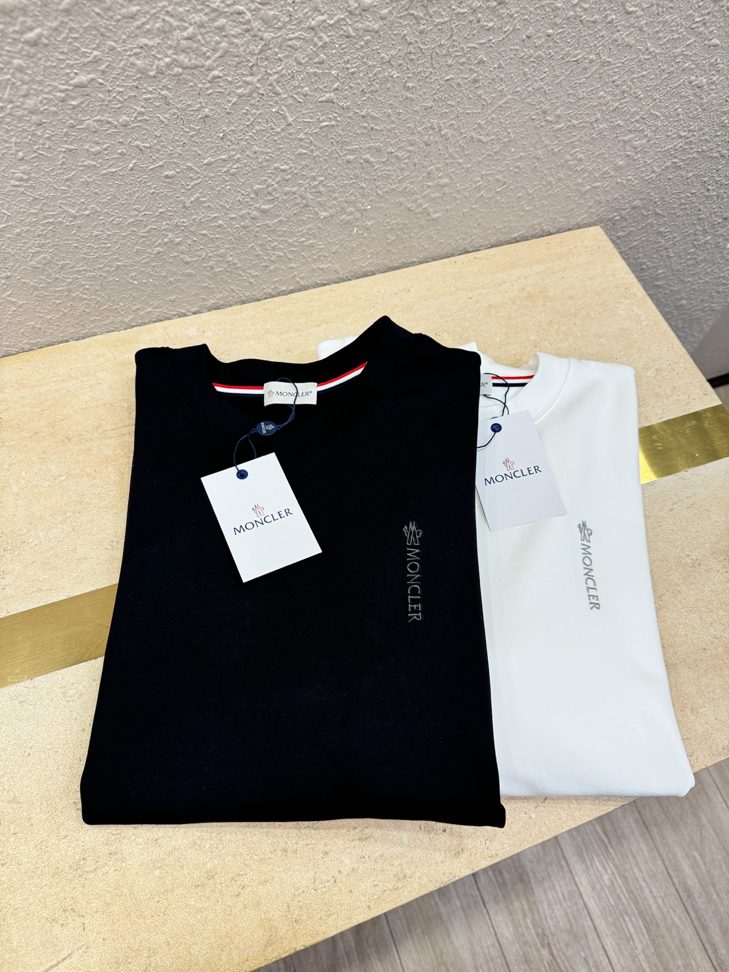 Moncler蒙口 2025ss秋冬新品 长袖T恤，经典Logo设计，百搭款 官网同步发售 定制面料，柔