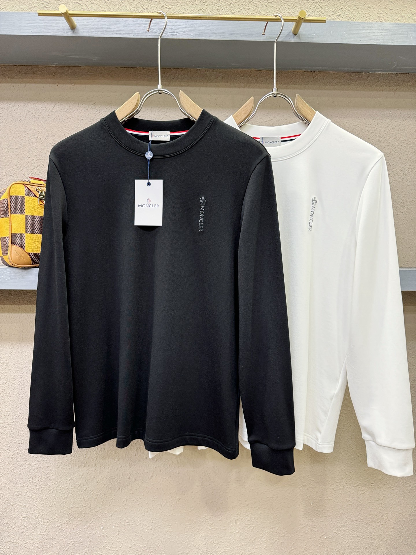 Moncler蒙口 2025ss秋冬新品 长袖T恤，经典Logo设计，百搭款 官网同步发售 定制面料，柔