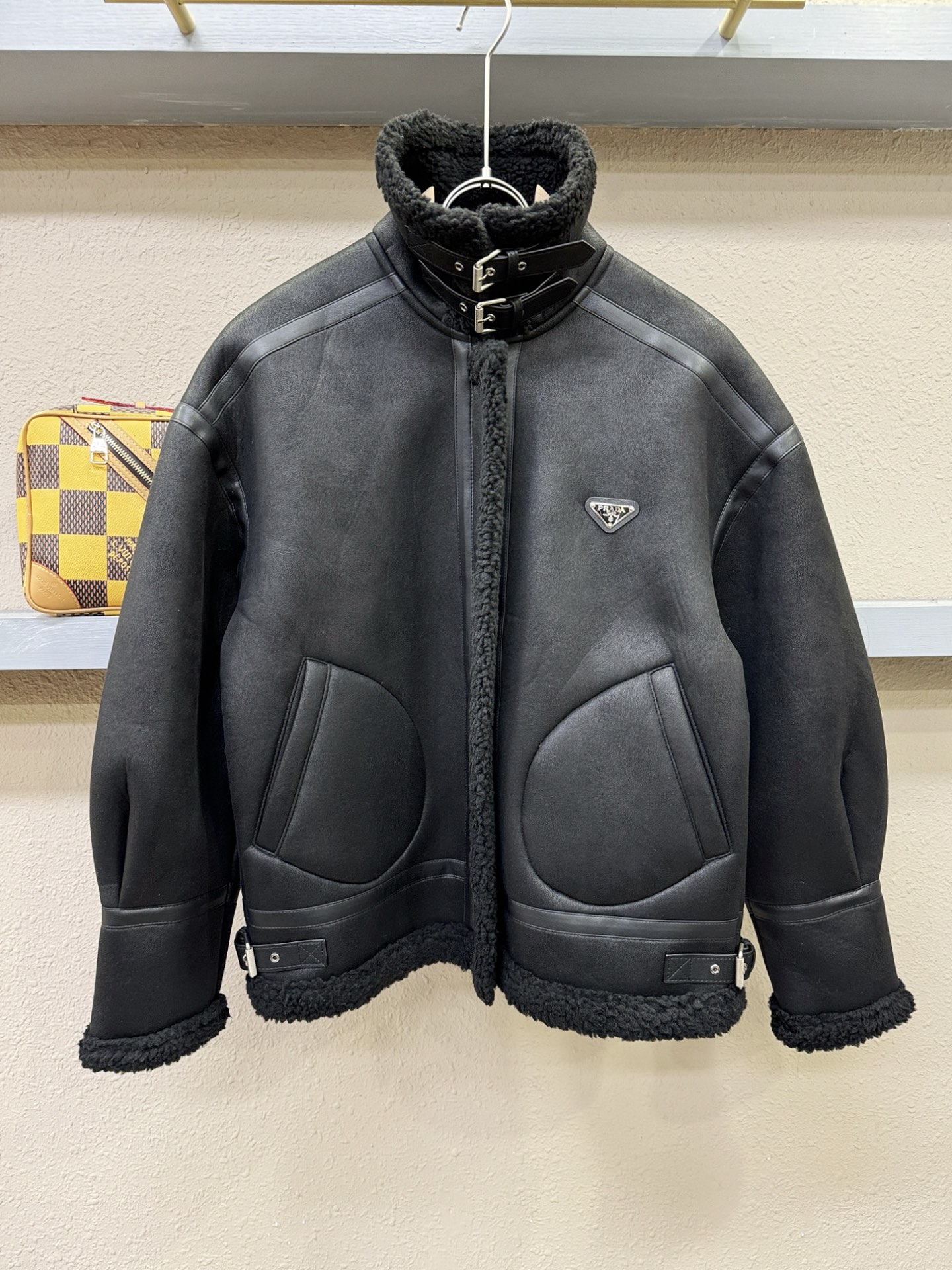 PRADA 普拉达 新品皮毛一体，原生态人造皮面料；100%进口皮毛一体！采用进口人造皮！皮料品质相当高