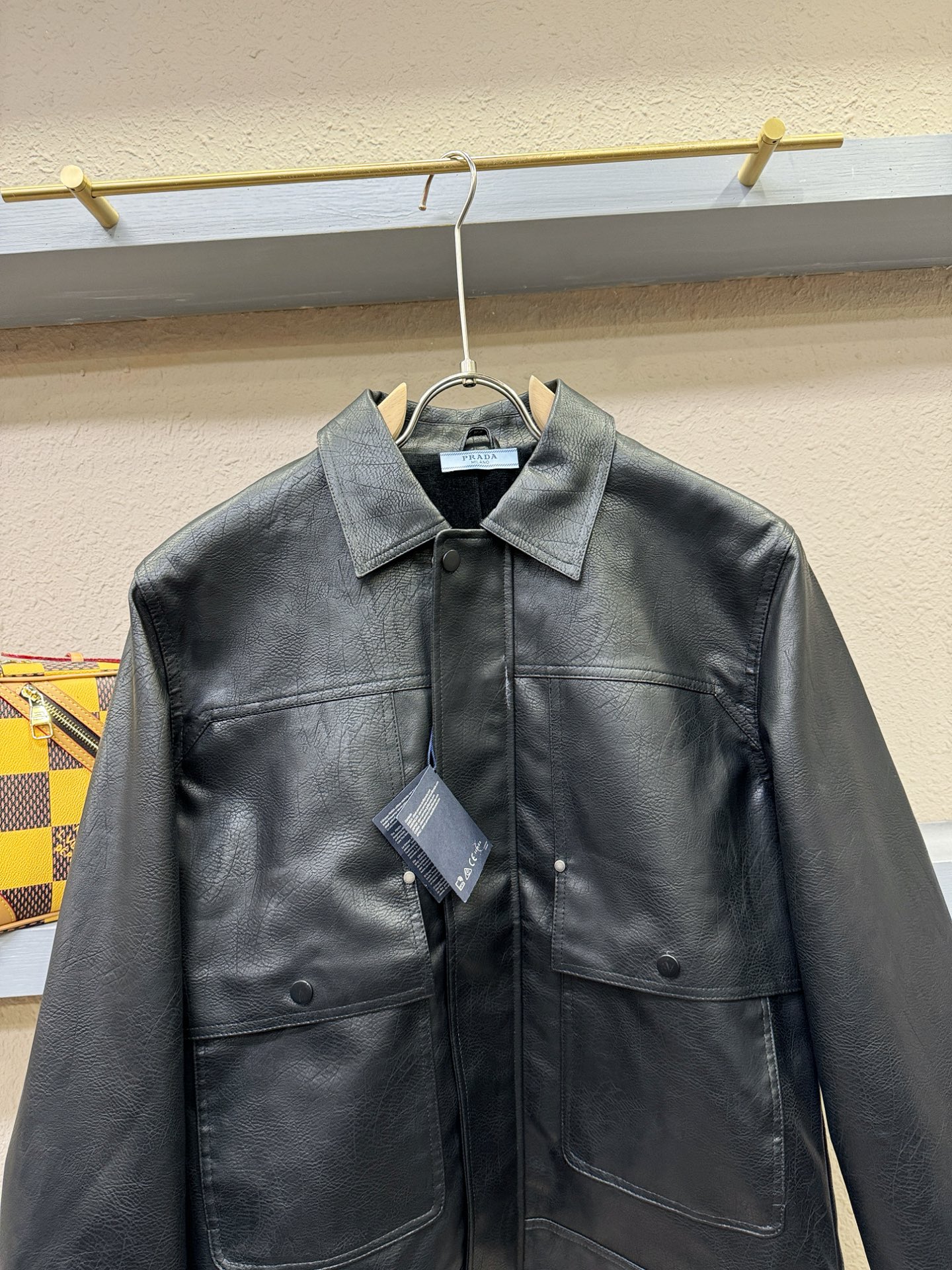 PRADA 普拉达，走秀款皮衣外套，料选蛋白皮面料，蛋白皮是一种加入蚕丝人造皮。蛋白皮利用蛋白质蚕丝粉末