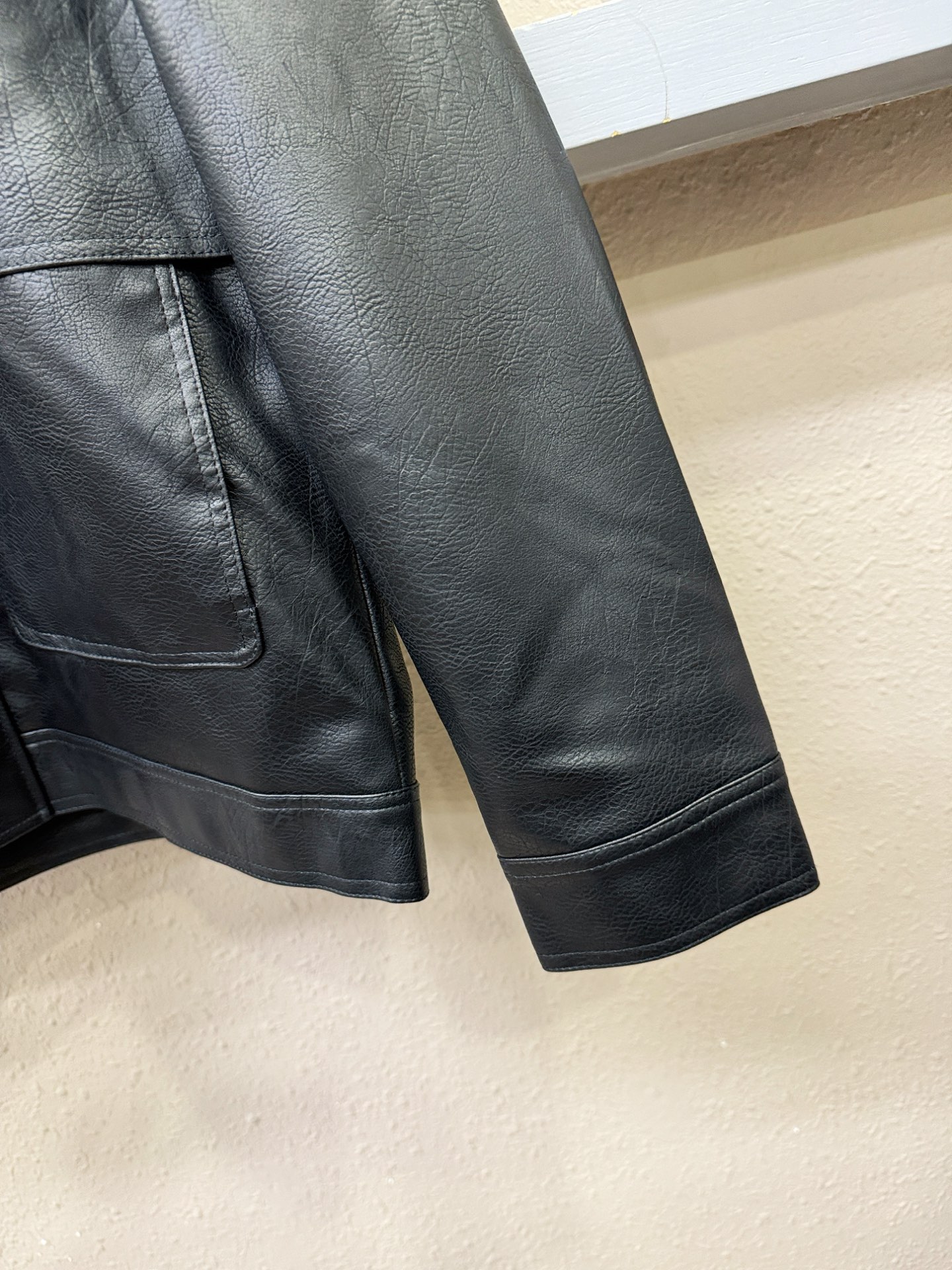 PRADA 普拉达，走秀款皮衣外套，料选蛋白皮面料，蛋白皮是一种加入蚕丝人造皮。蛋白皮利用蛋白质蚕丝粉末