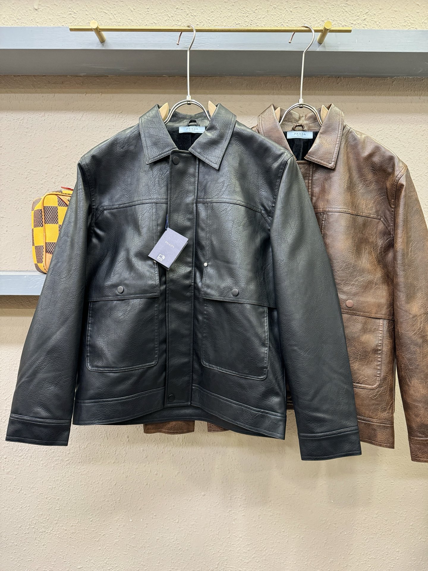 PRADA 普拉达，走秀款皮衣外套，料选蛋白皮面料，蛋白皮是一种加入蚕丝人造皮。蛋白皮利用蛋白质蚕丝粉末