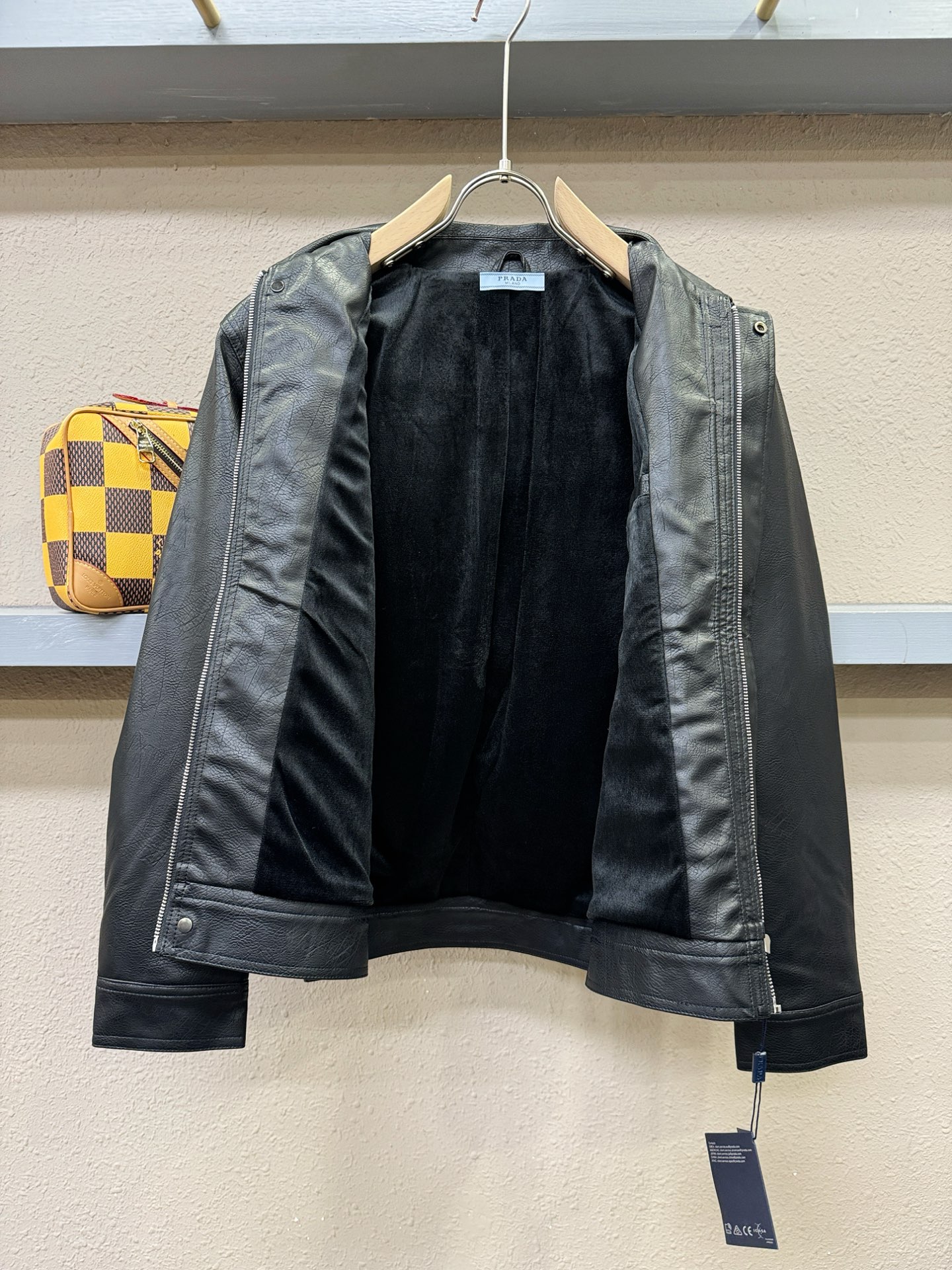 PRADA 普拉达，走秀款皮衣外套，料选蛋白皮面料，蛋白皮是一种加入蚕丝人造皮。蛋白皮利用蛋白质蚕丝粉末