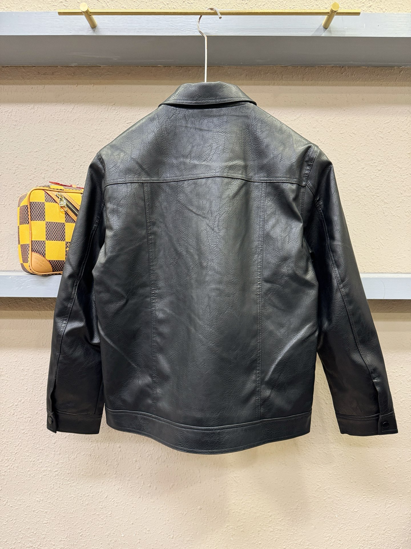 PRADA 普拉达，走秀款皮衣外套，料选蛋白皮面料，蛋白皮是一种加入蚕丝人造皮。蛋白皮利用蛋白质蚕丝粉末