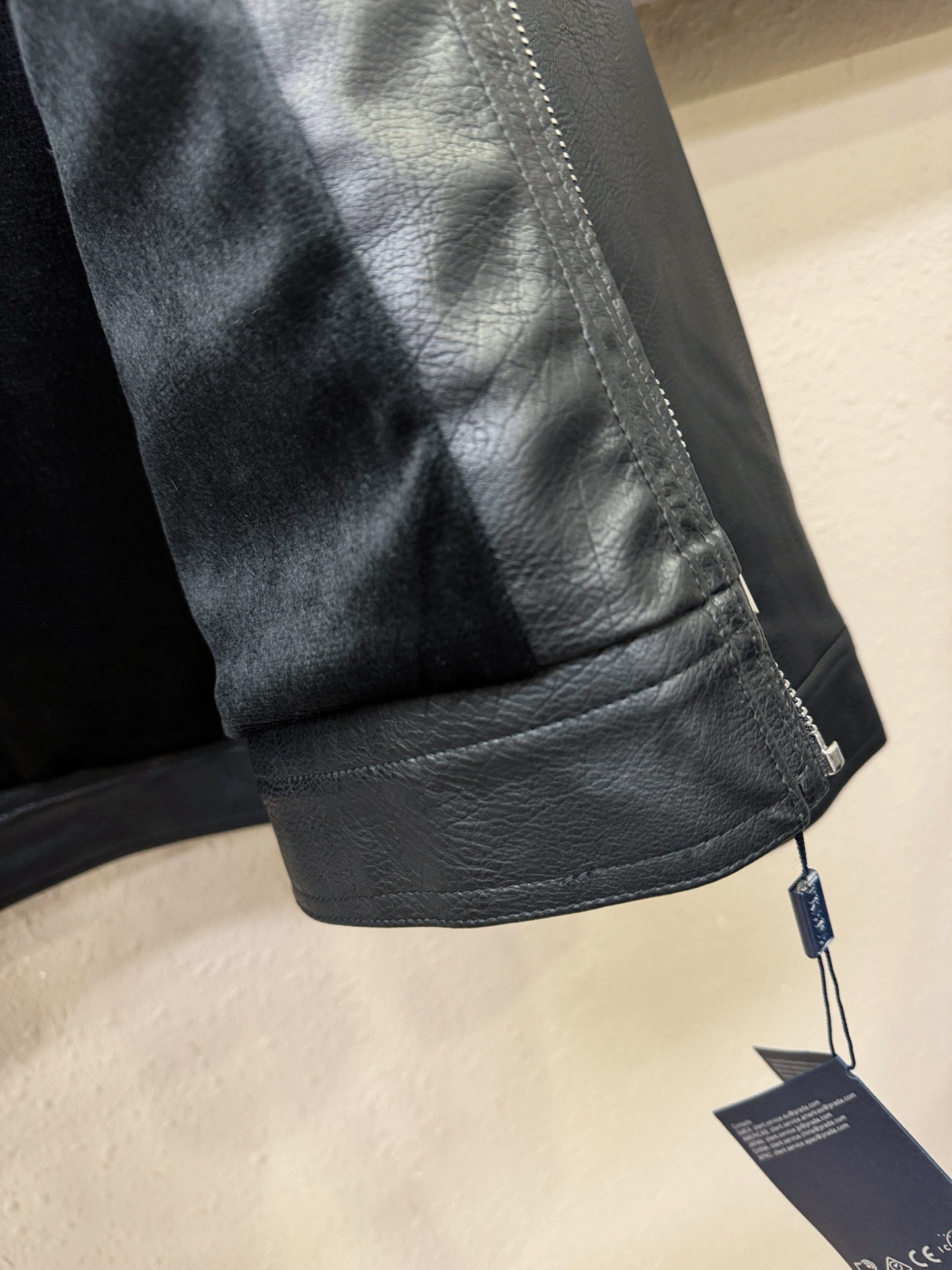 PRADA 普拉达，走秀款皮衣外套，料选蛋白皮面料，蛋白皮是一种加入蚕丝人造皮。蛋白皮利用蛋白质蚕丝粉末