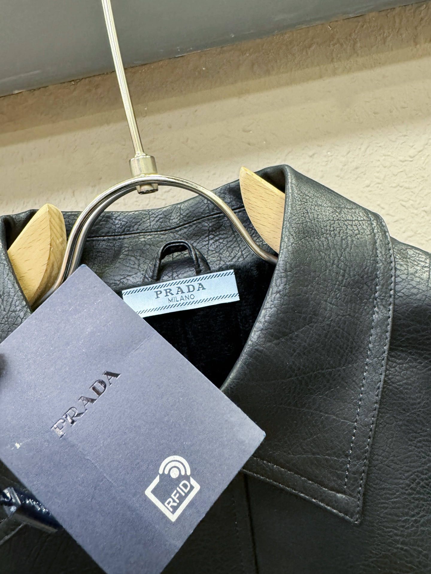 PRADA 普拉达，走秀款皮衣外套，料选蛋白皮面料，蛋白皮是一种加入蚕丝人造皮。蛋白皮利用蛋白质蚕丝粉末