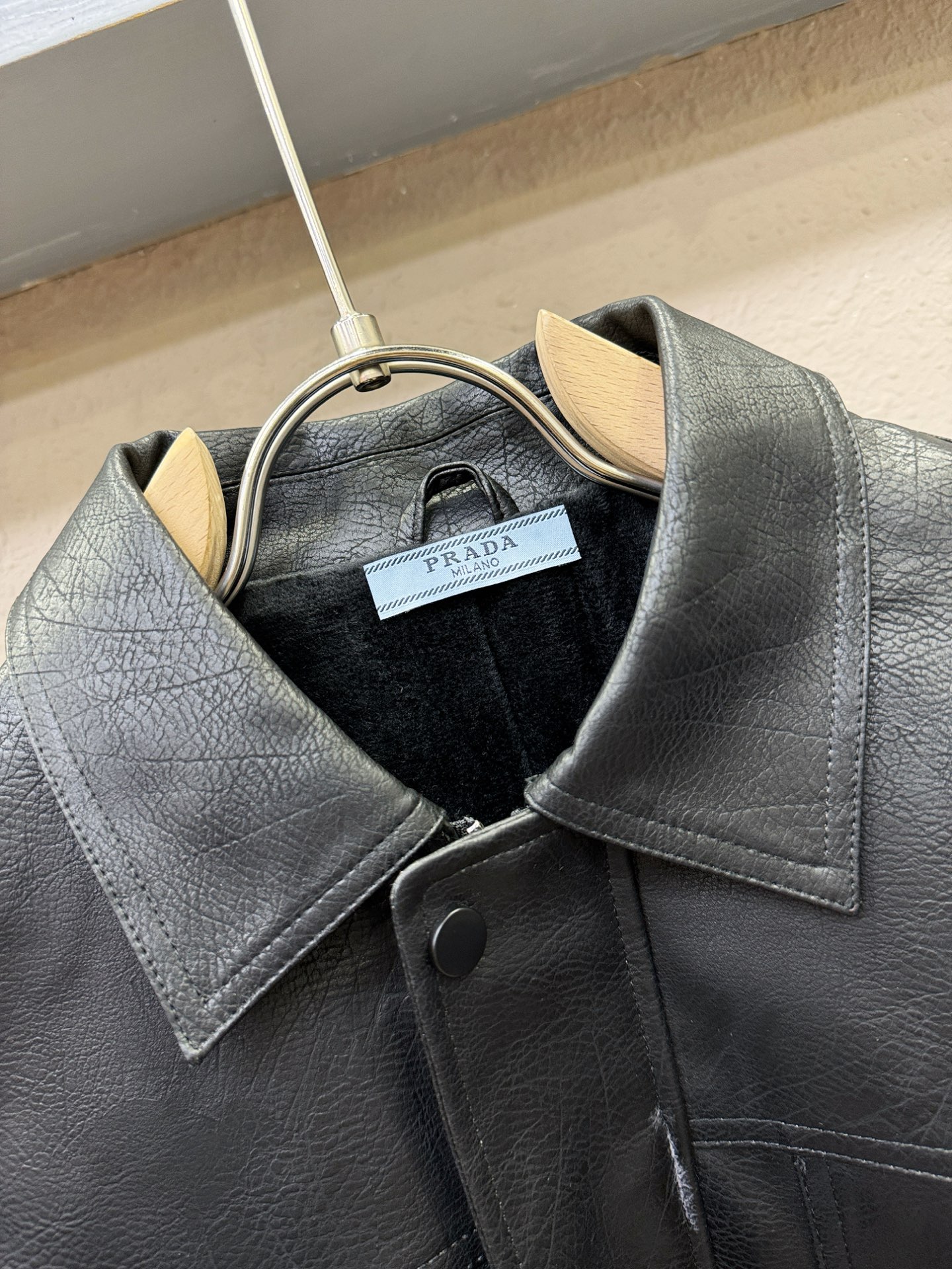 PRADA 普拉达，走秀款皮衣外套，料选蛋白皮面料，蛋白皮是一种加入蚕丝人造皮。蛋白皮利用蛋白质蚕丝粉末