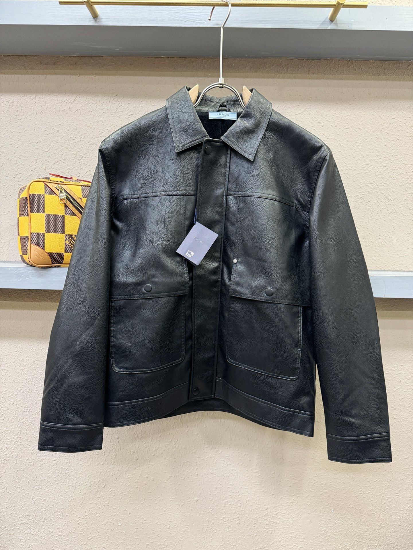 PRADA 普拉达，走秀款皮衣外套，料选蛋白皮面料，蛋白皮是一种加入蚕丝人造皮。蛋白皮利用蛋白质蚕丝粉末