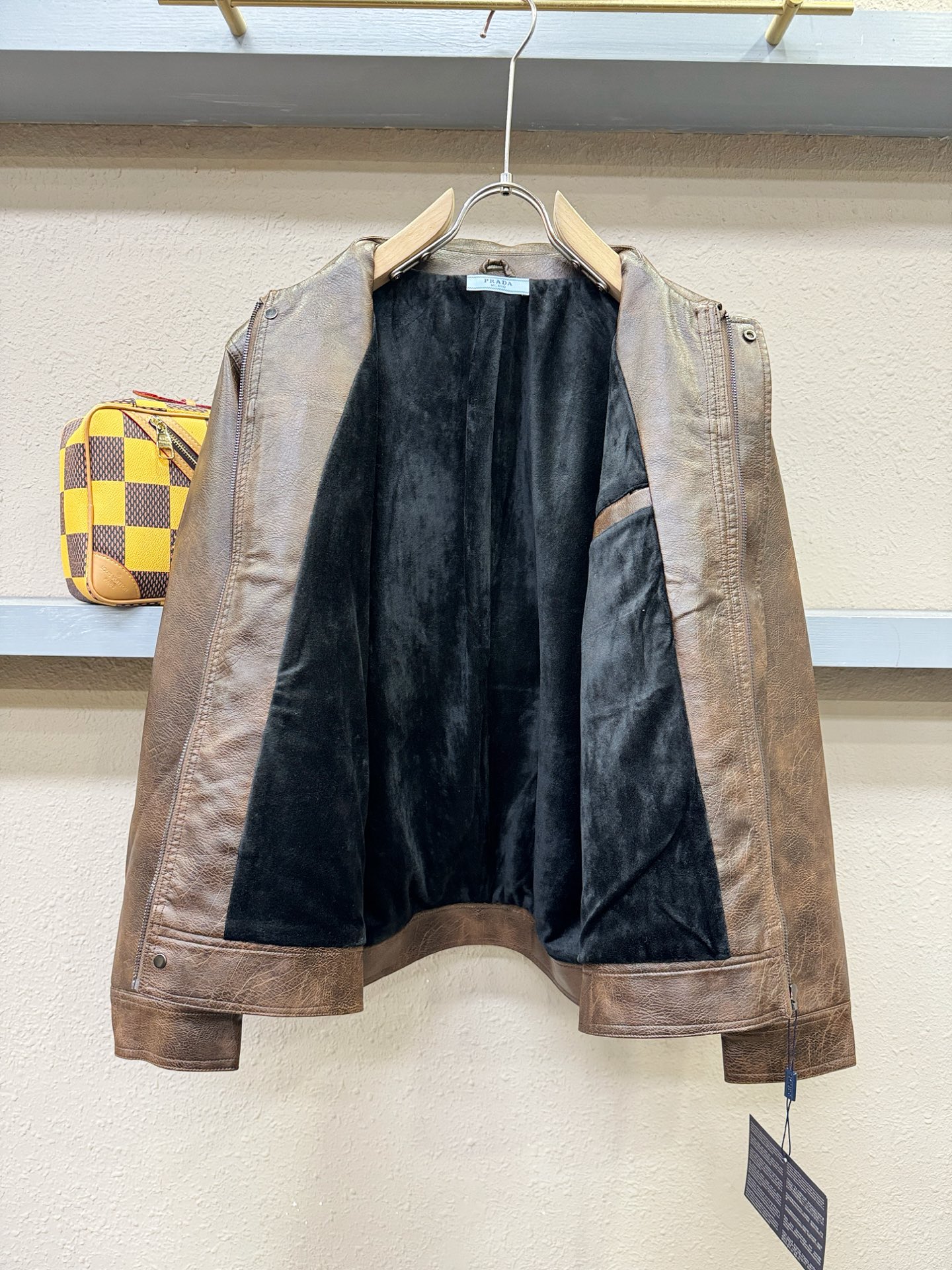 PRADA 普拉达，走秀款皮衣外套，料选蛋白皮面料，蛋白皮是一种加入蚕丝人造皮。蛋白皮利用蛋白质蚕丝粉末