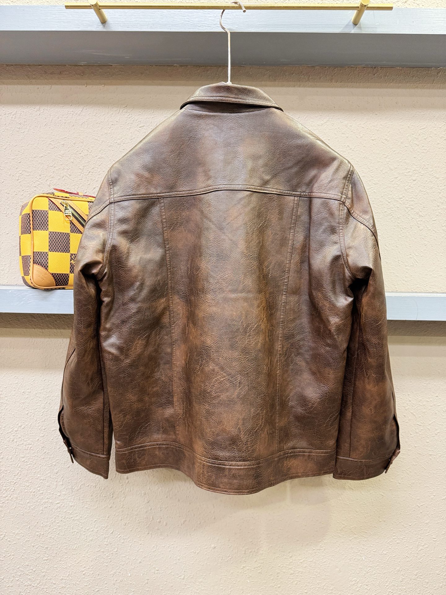 PRADA 普拉达，走秀款皮衣外套，料选蛋白皮面料，蛋白皮是一种加入蚕丝人造皮。蛋白皮利用蛋白质蚕丝粉末