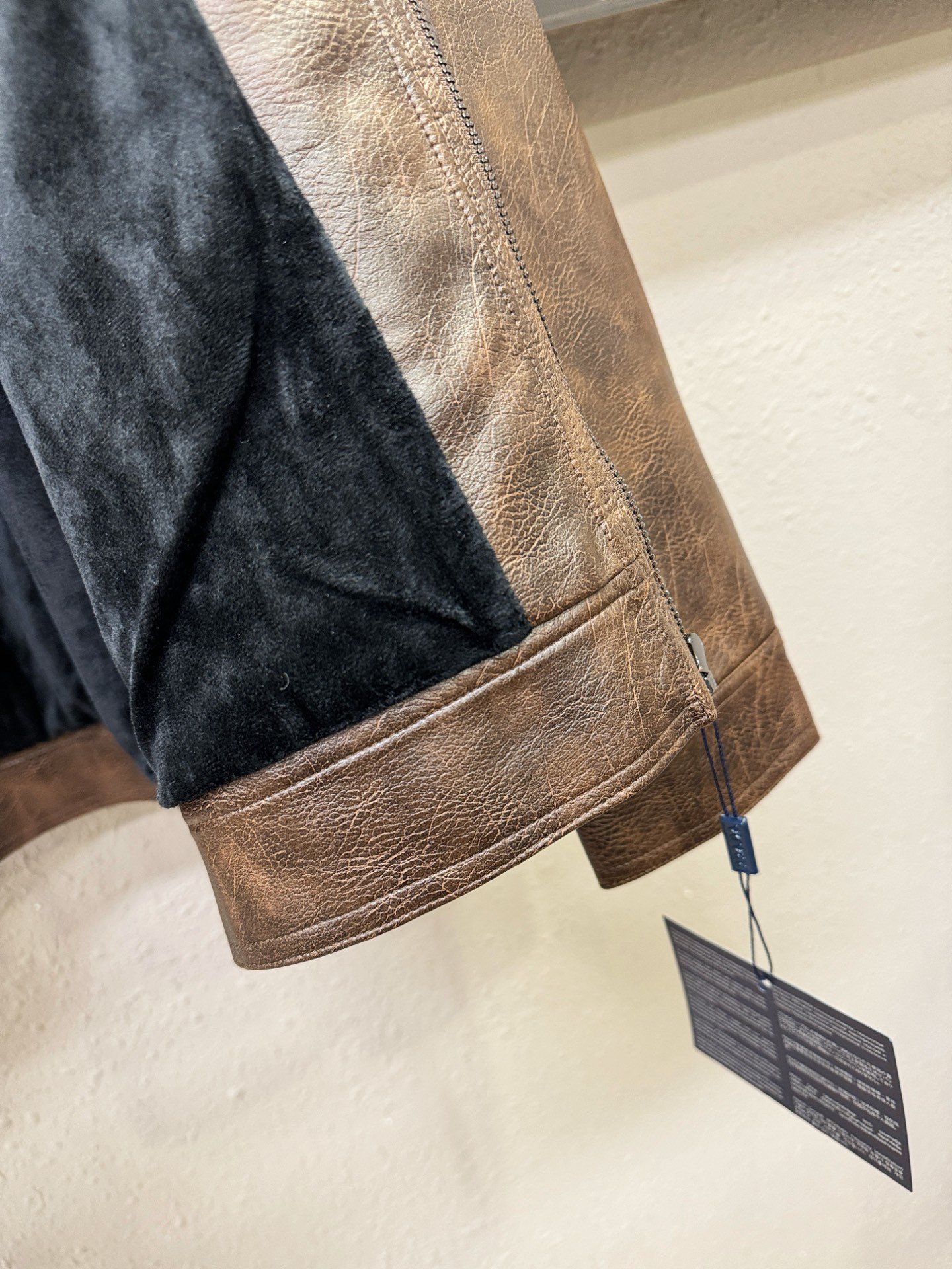 PRADA 普拉达，走秀款皮衣外套，料选蛋白皮面料，蛋白皮是一种加入蚕丝人造皮。蛋白皮利用蛋白质蚕丝粉末