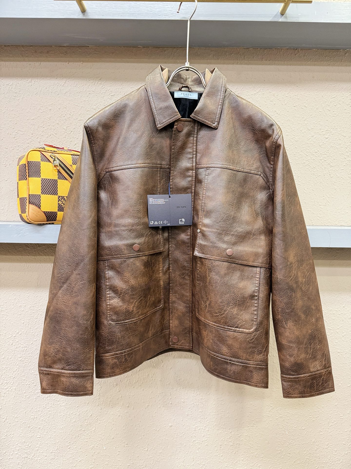 PRADA 普拉达，走秀款皮衣外套，料选蛋白皮面料，蛋白皮是一种加入蚕丝人造皮。蛋白皮利用蛋白质蚕丝粉末