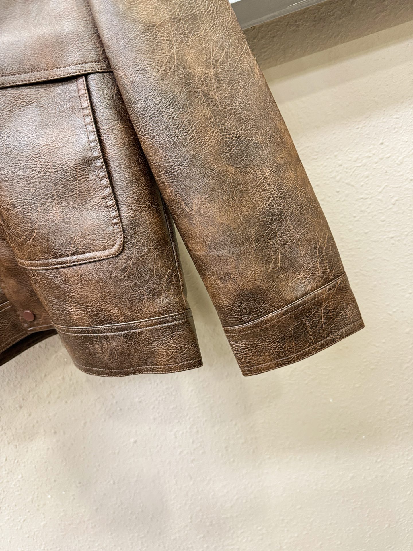 PRADA 普拉达，走秀款皮衣外套，料选蛋白皮面料，蛋白皮是一种加入蚕丝人造皮。蛋白皮利用蛋白质蚕丝粉末